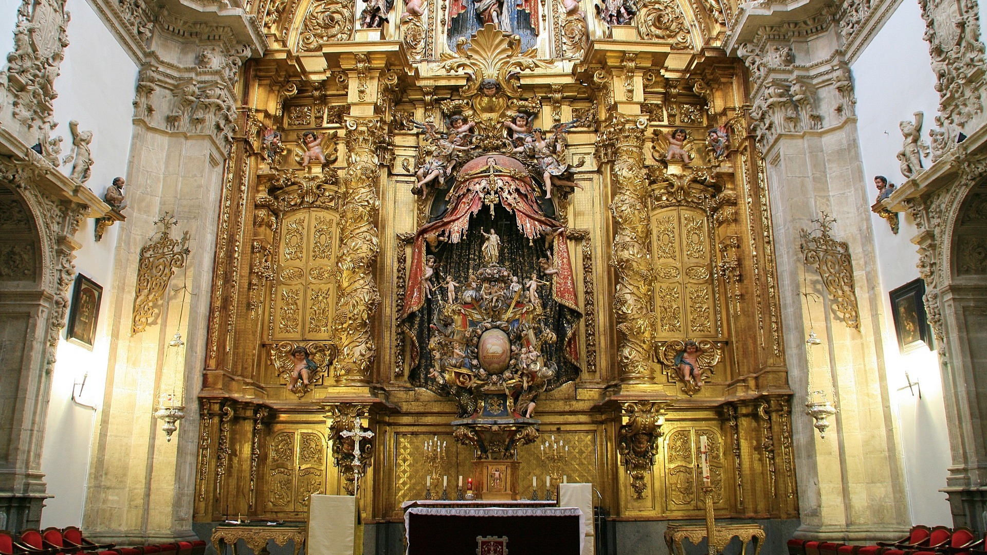 Interior gótico de la Catedral de Segovia con grandes columnas y retablos.