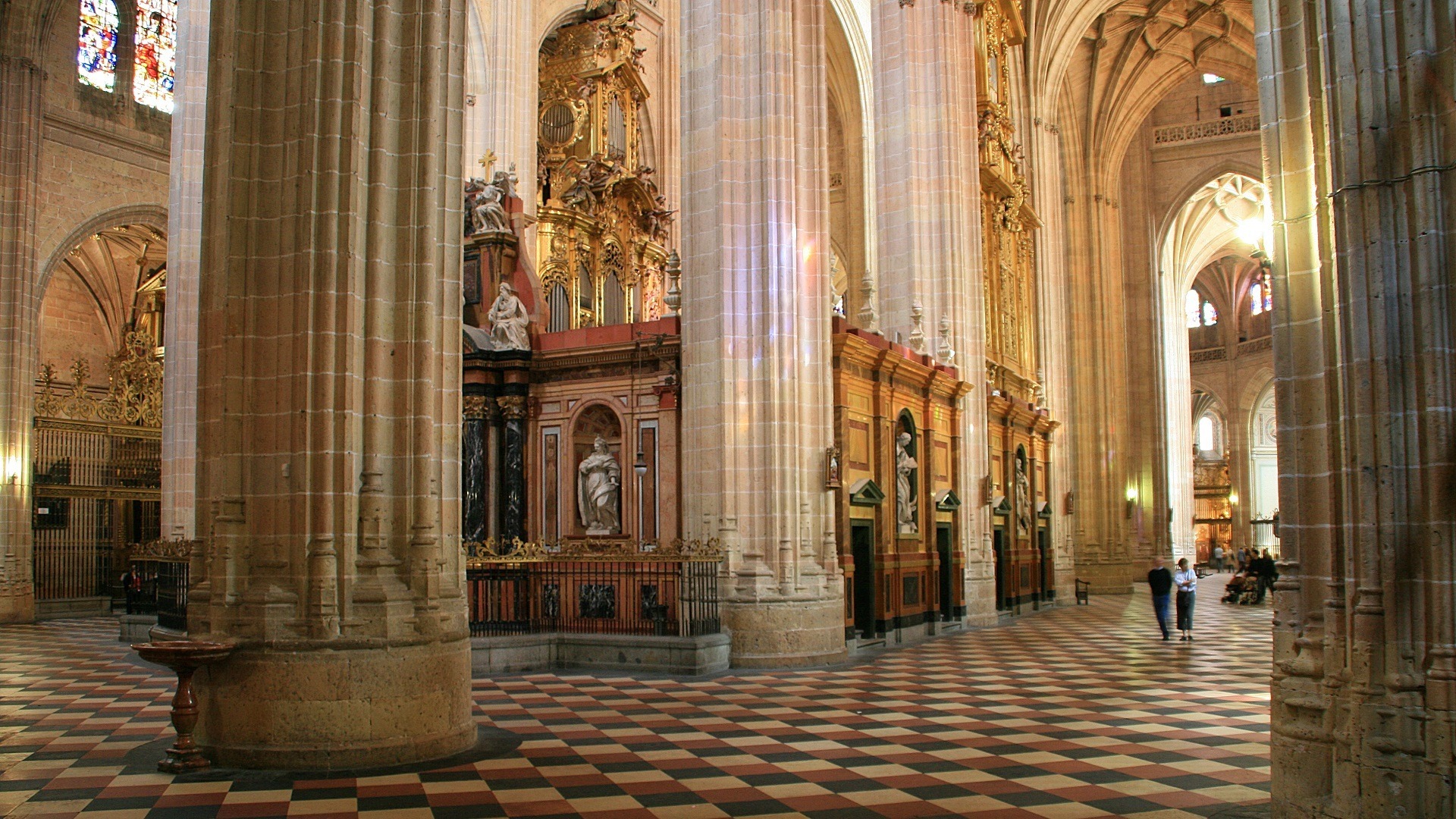 Interior gótico de la Catedral de Segovia con grandes columnas y retablos