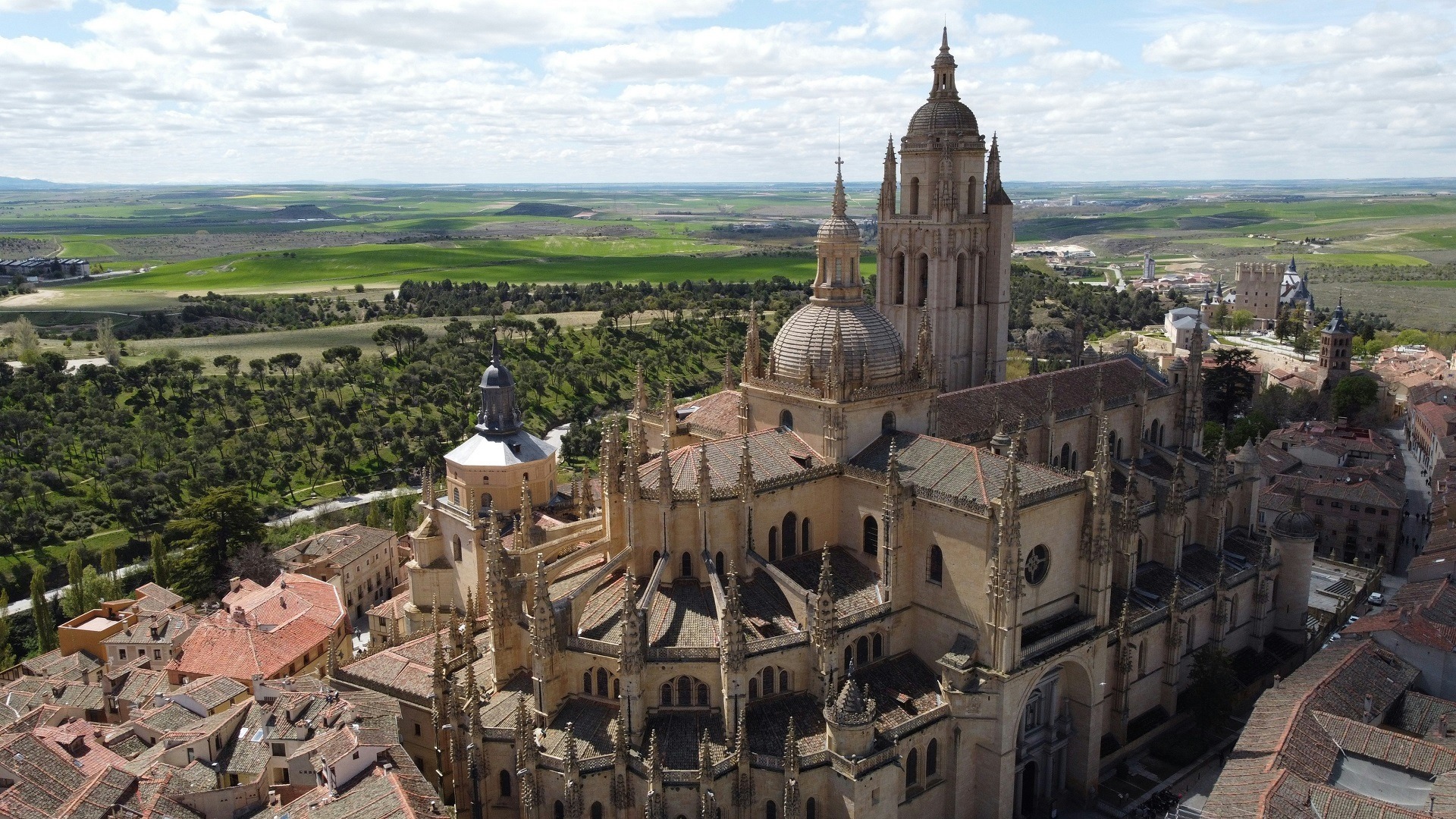 Ábside y cúpula de la Catedral de Segovia vistos desde las alturas.