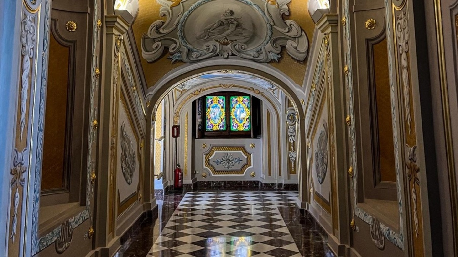 Fuentes de los jardines y fachada del Palacio de La Granja en Segovia, España