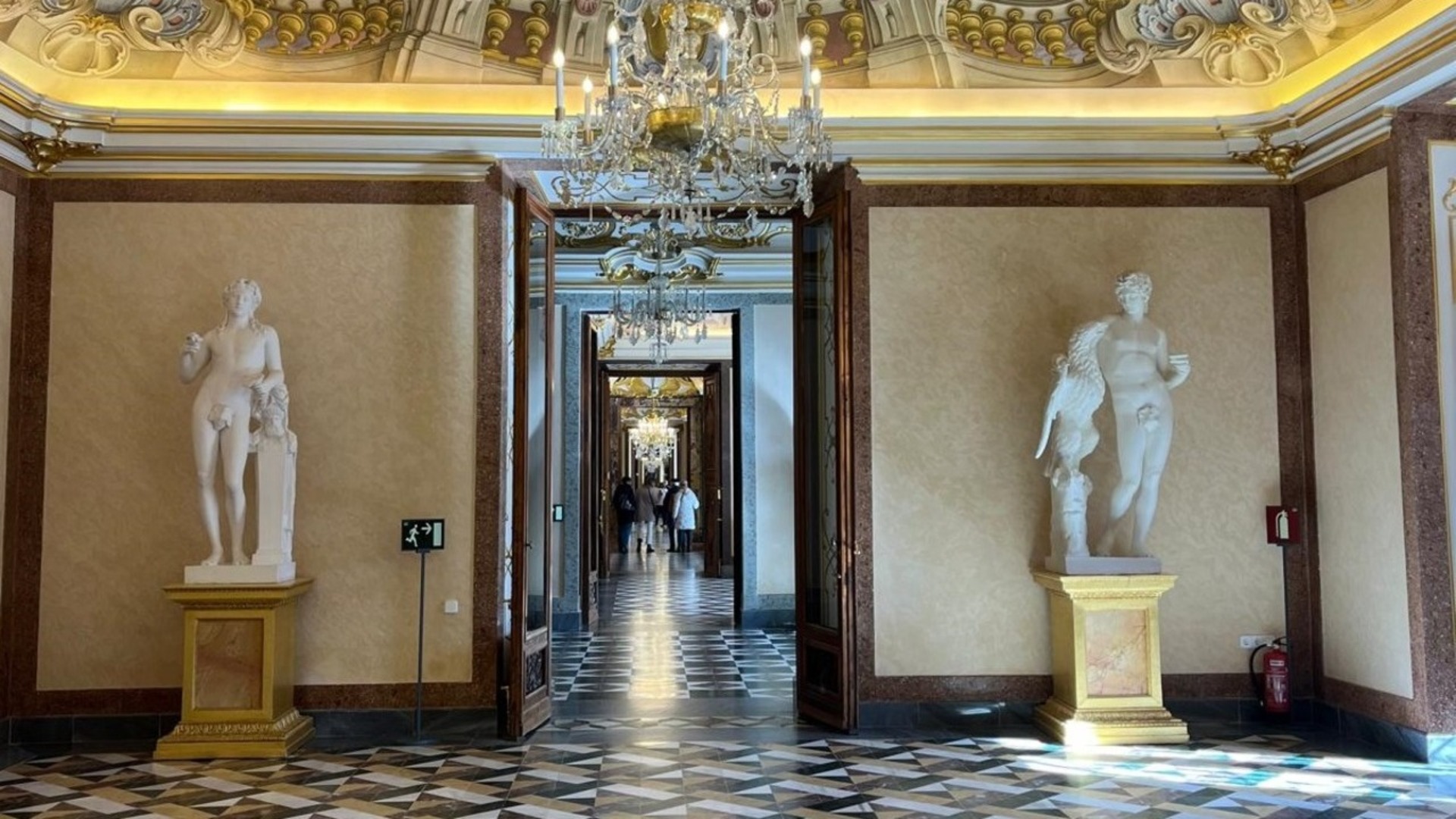 Esculturas clásicas y lámparas de cristal en el interior del Palacio de La Granja.