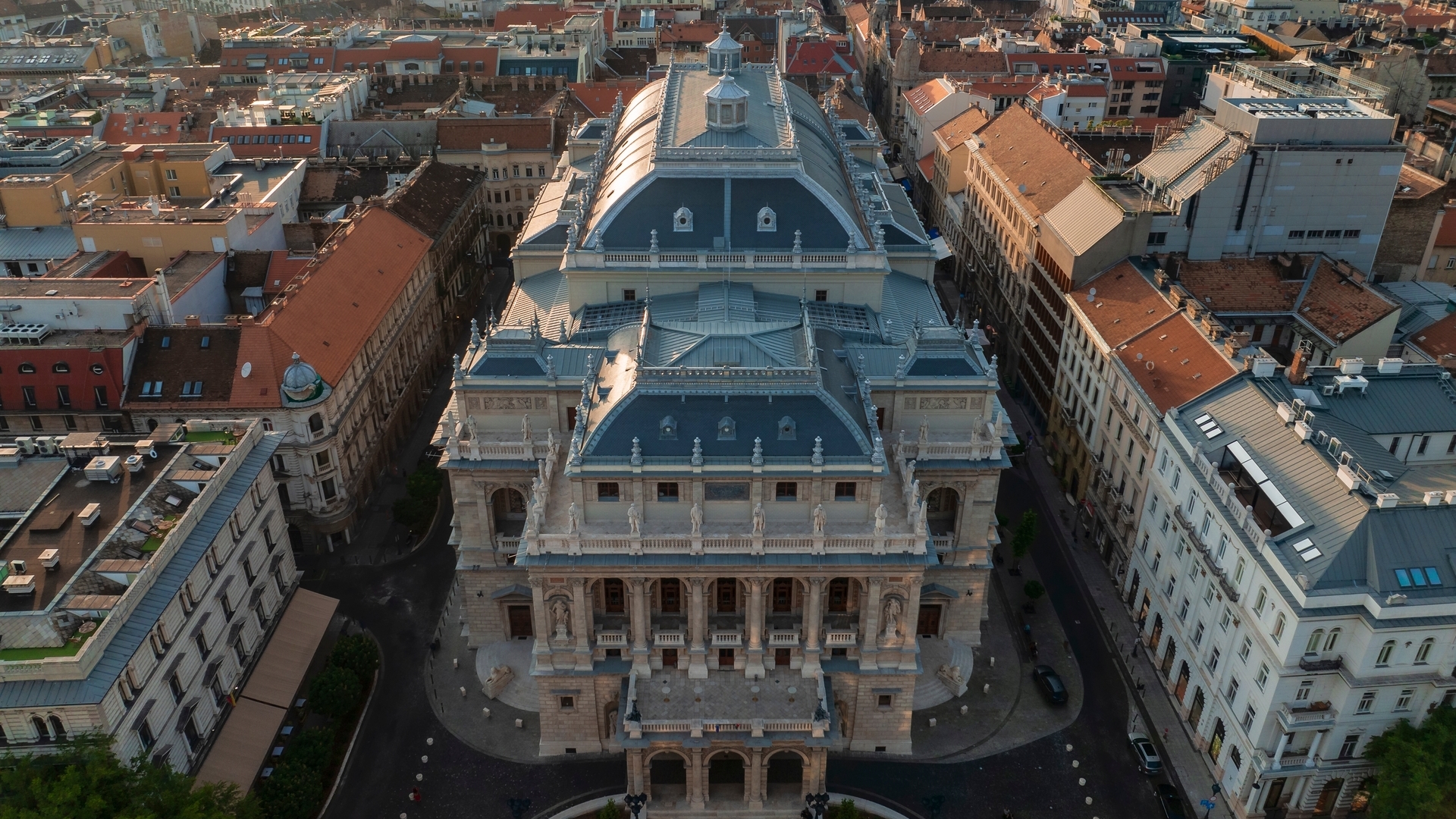 Vista aérea de la fachada y tejado de la Ópera de Budapest, en Hungría.