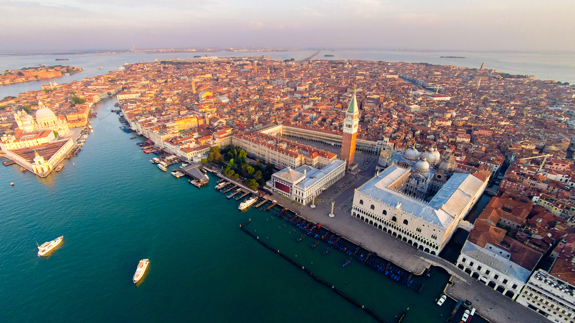 Vista aérea del Palacio Ducal y su entorno en Venecia