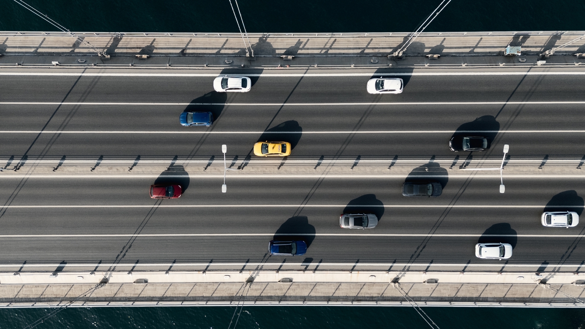 Vista aérea del tráfico sobre el puente del Bósforo en Estambul, Turquía