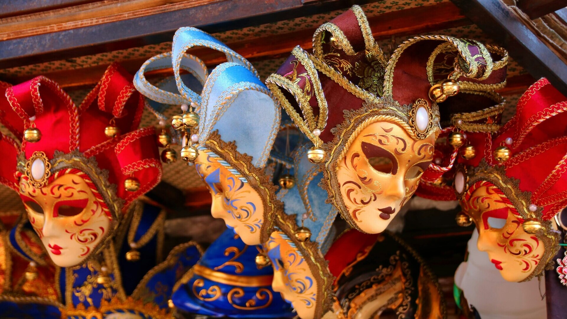 Máscaras venecianas artesanales en un taller tradicional de Venecia