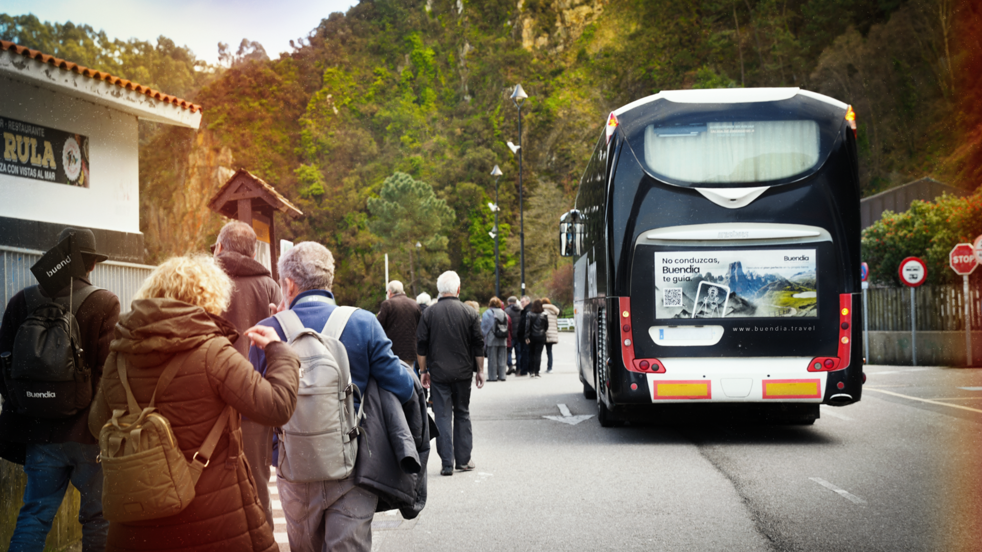 Pasajeros subiendo a autobús de buendía en Cudillero, Asturias