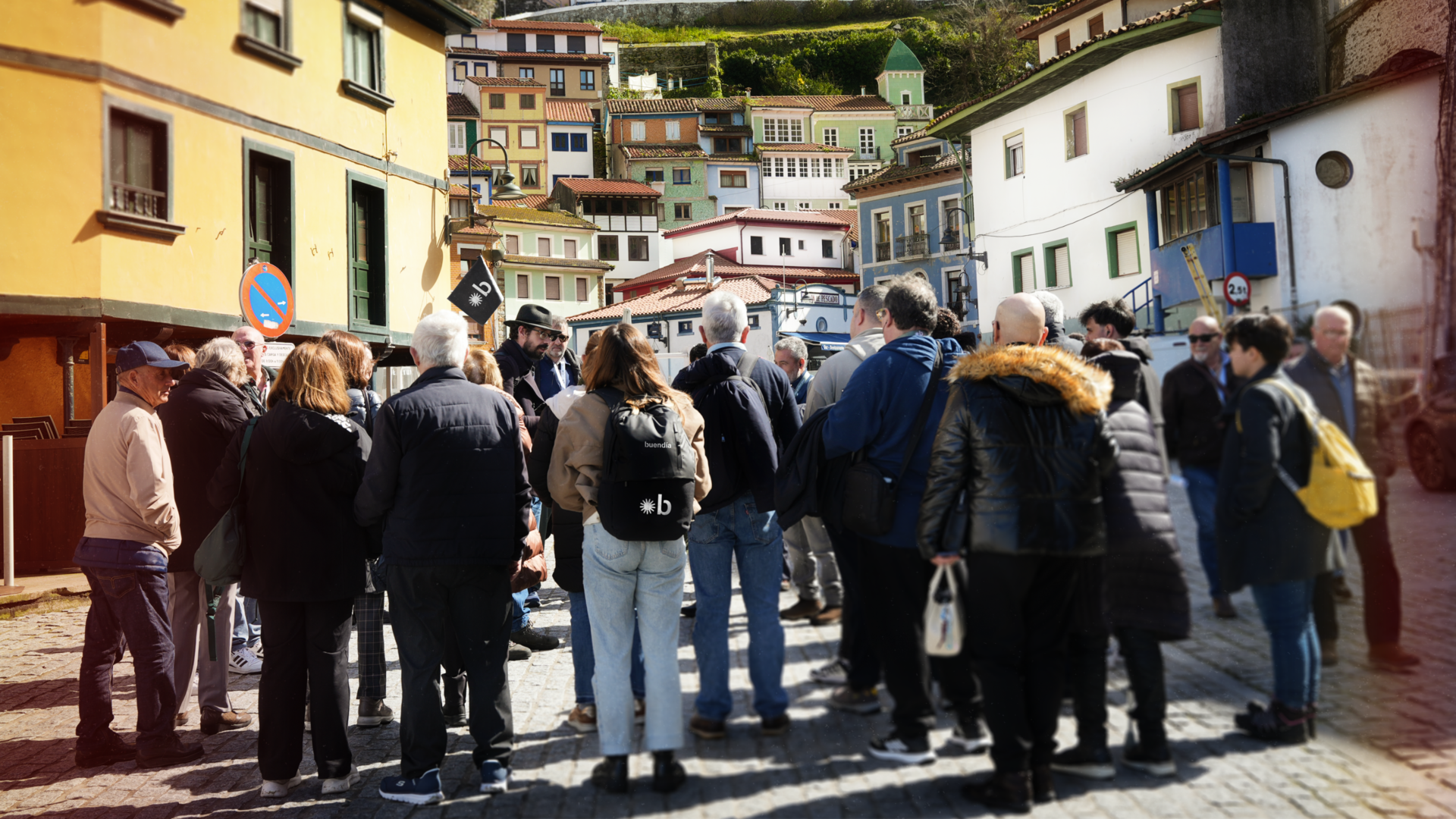 Grupo con guía de buendía en la plaza de Cudillero, Asturias 