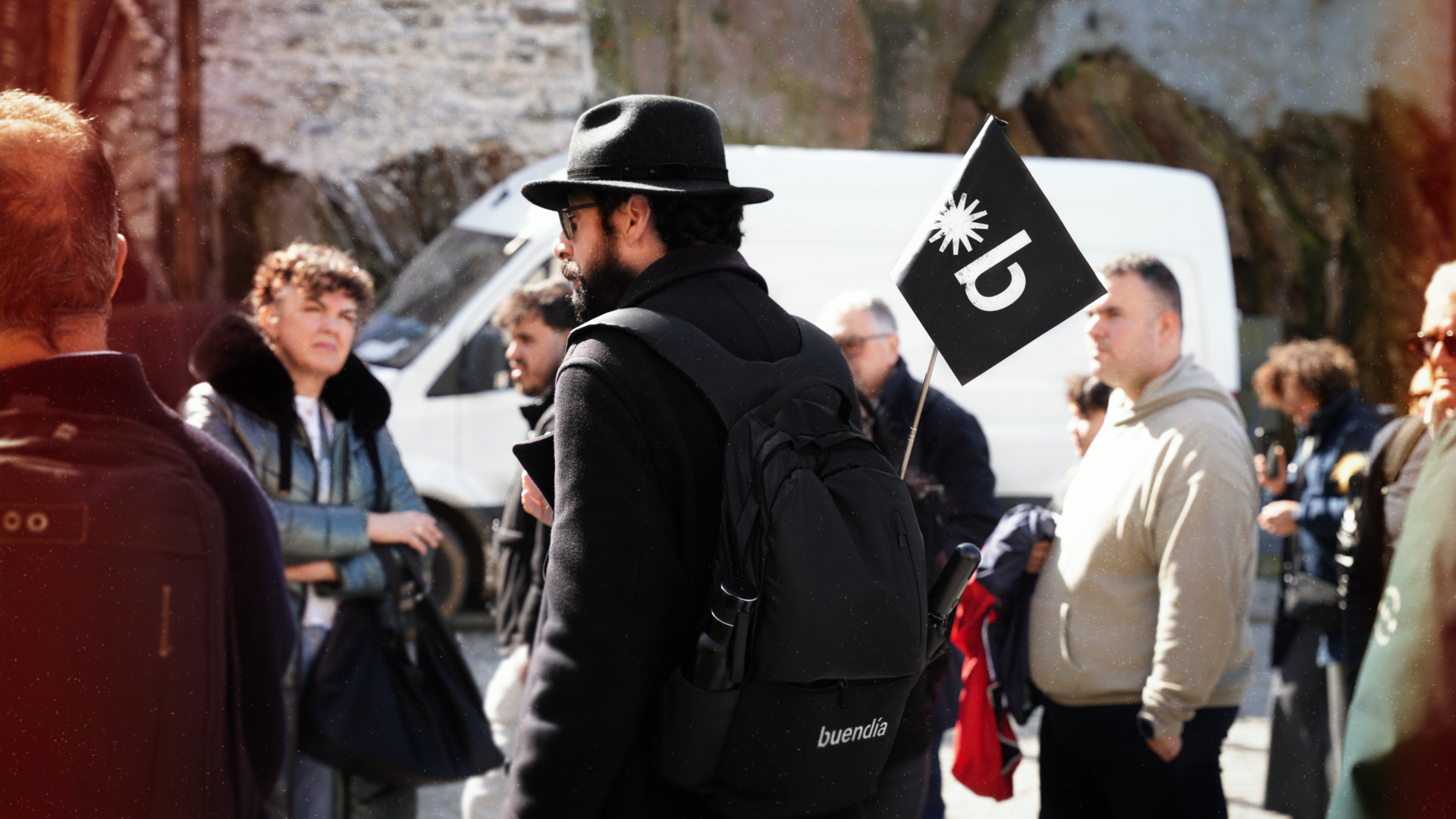 Guía turístico con bandera de Buendía en Cudillero 