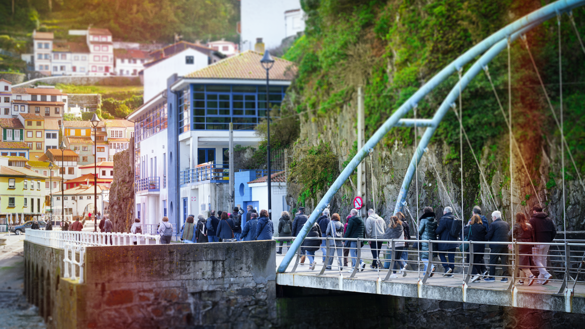 Grupo de turistas cruzando hacia el puerto de Cudillero 