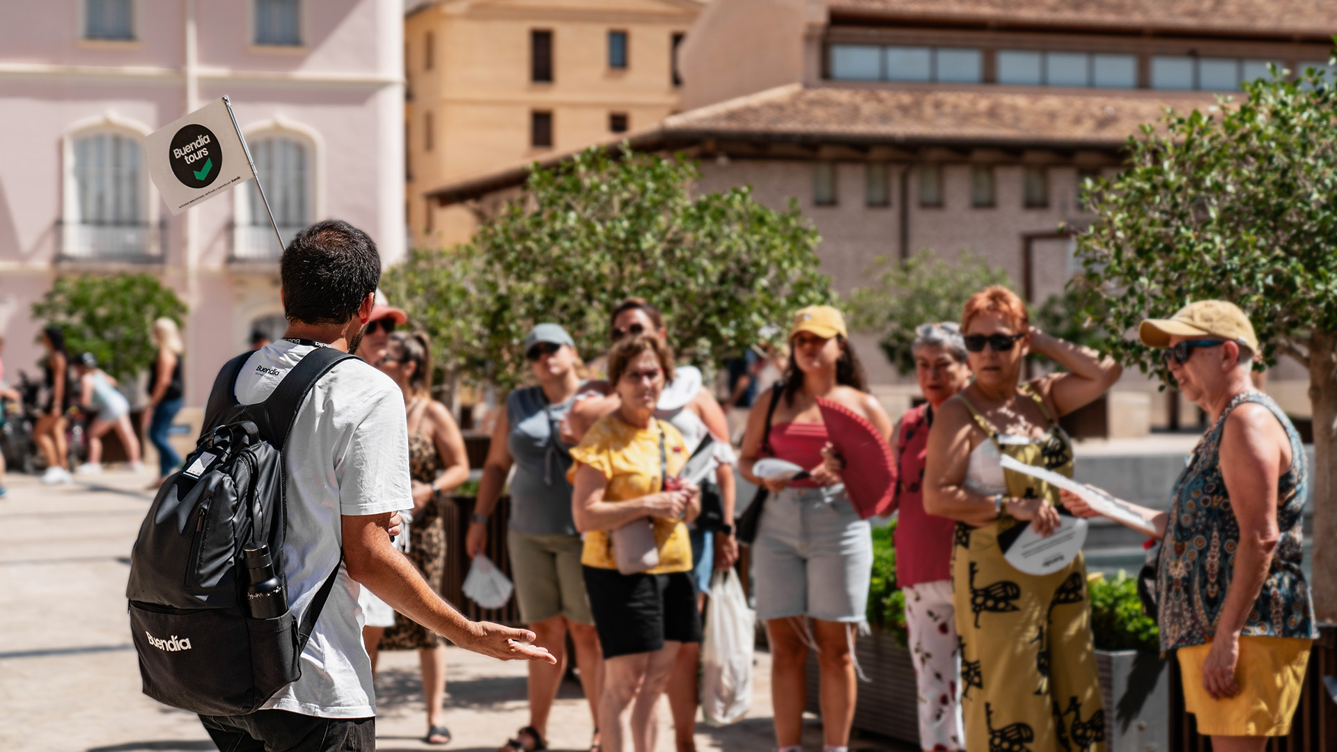 Guía de BuendiaTours junto a grupo de turistas