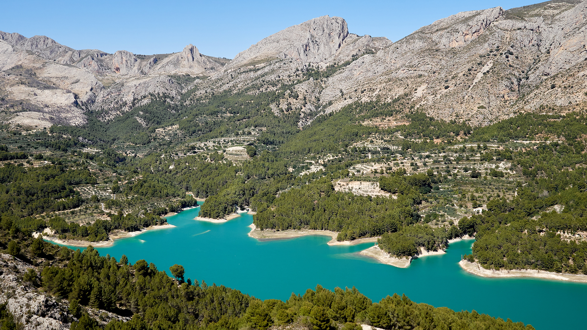 Vistas panorámicas del embalse de Guadalest