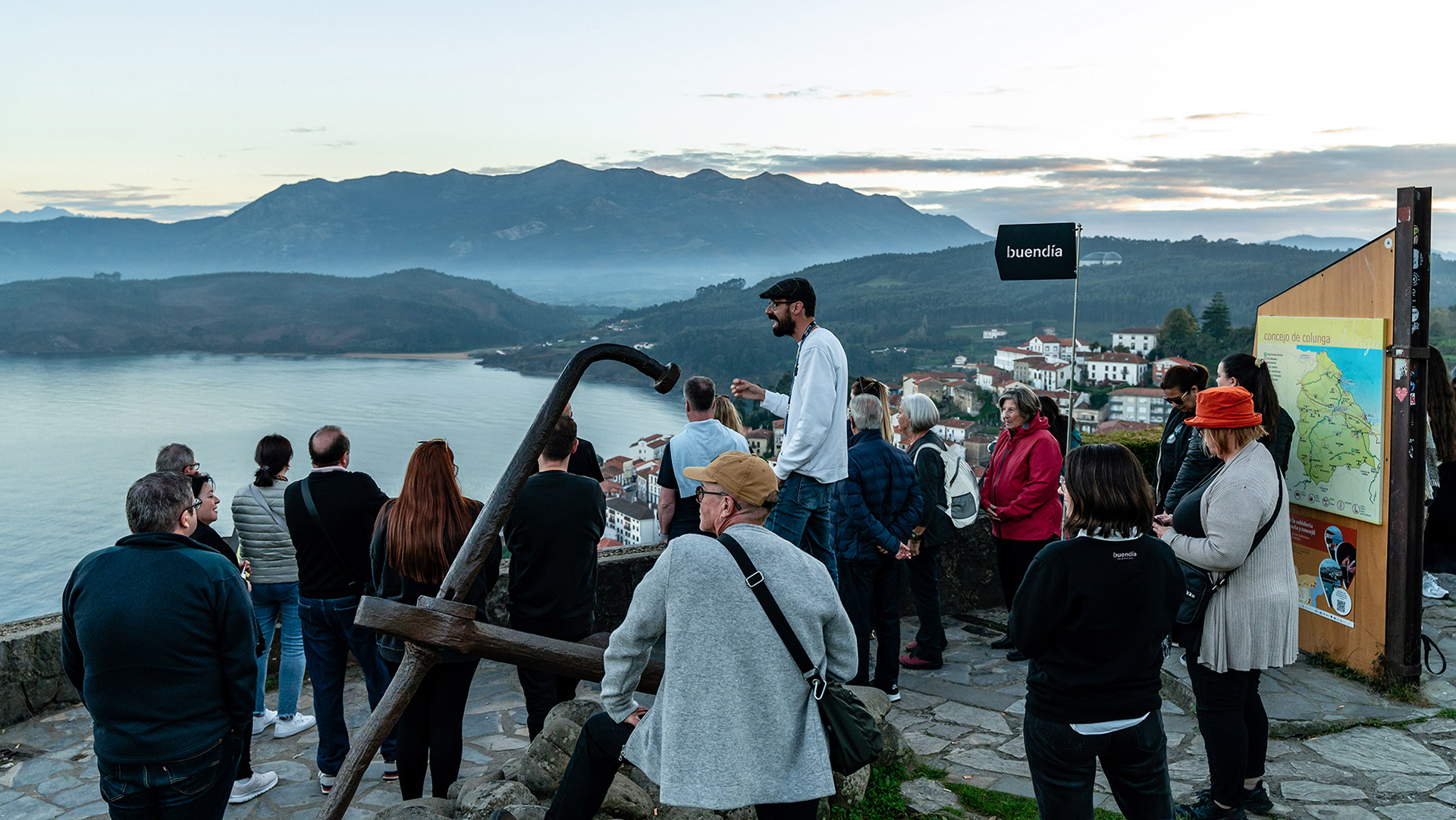 Grupo turístico en el mirador de San Roque, Asturias.