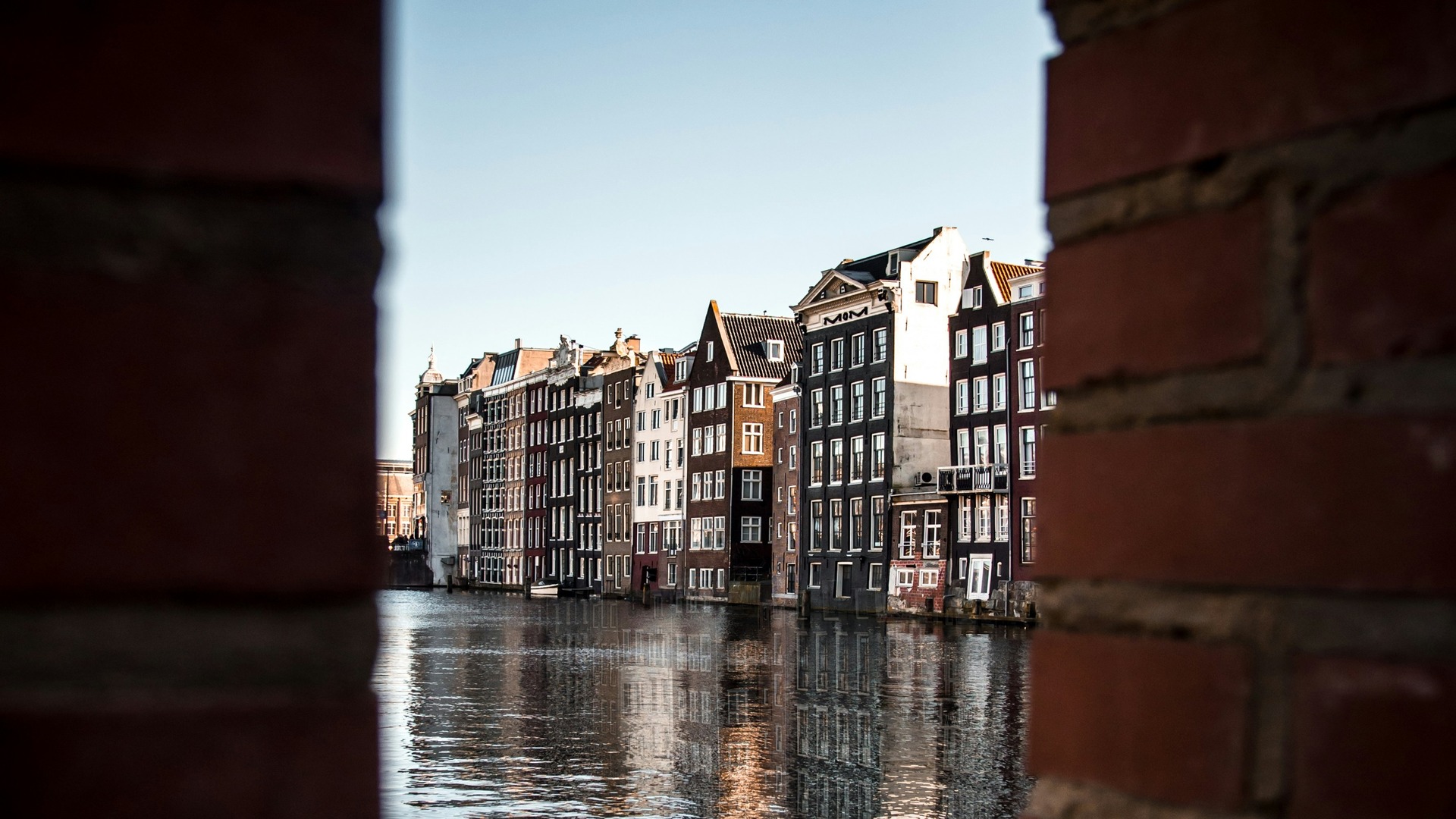 Casas tradicionales de Ámsterdam reflejadas en el canal. 