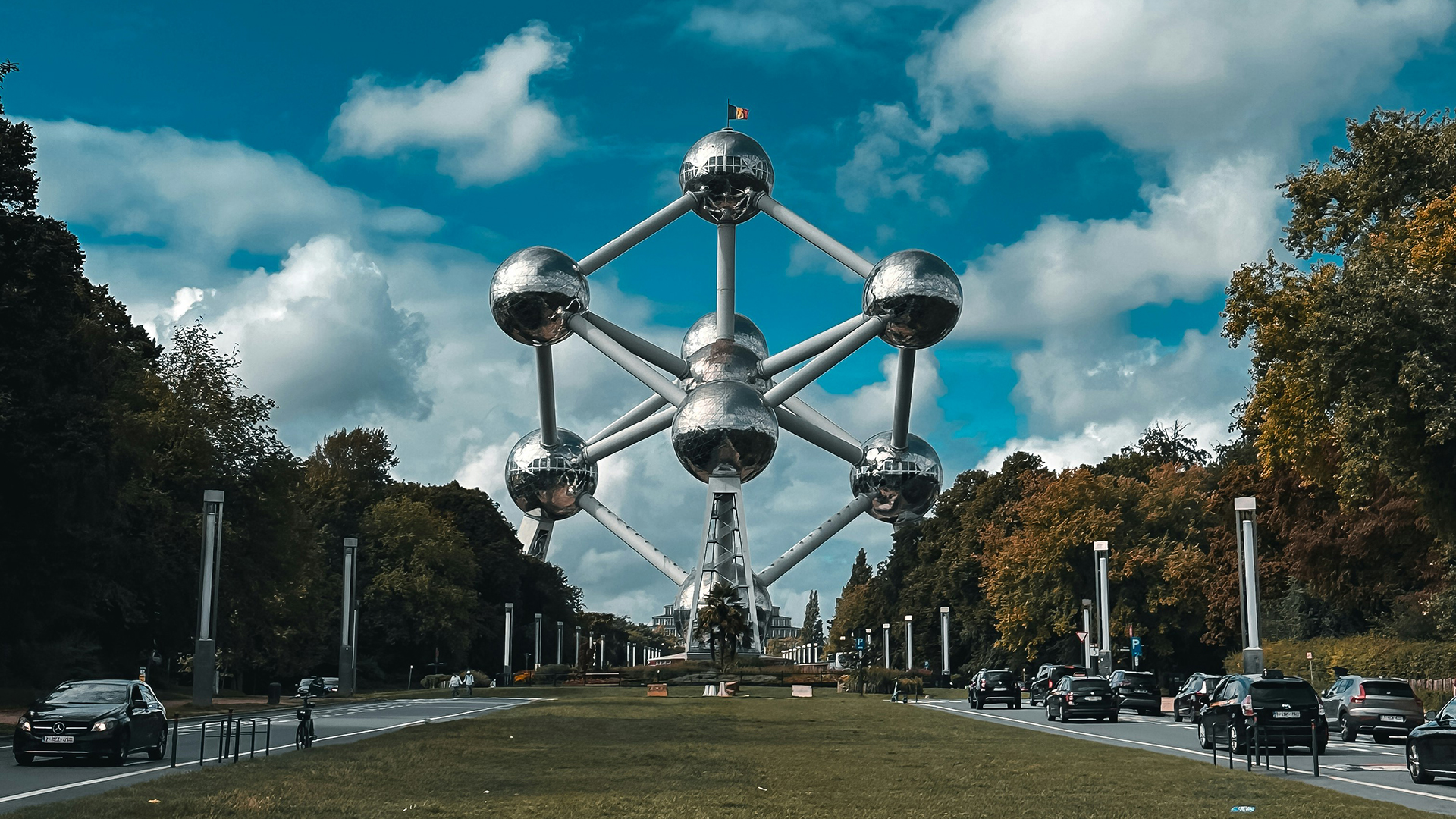 Monumento Atomium de esferas de acero bajo cielo nublado en Bruselas, Bélgica.