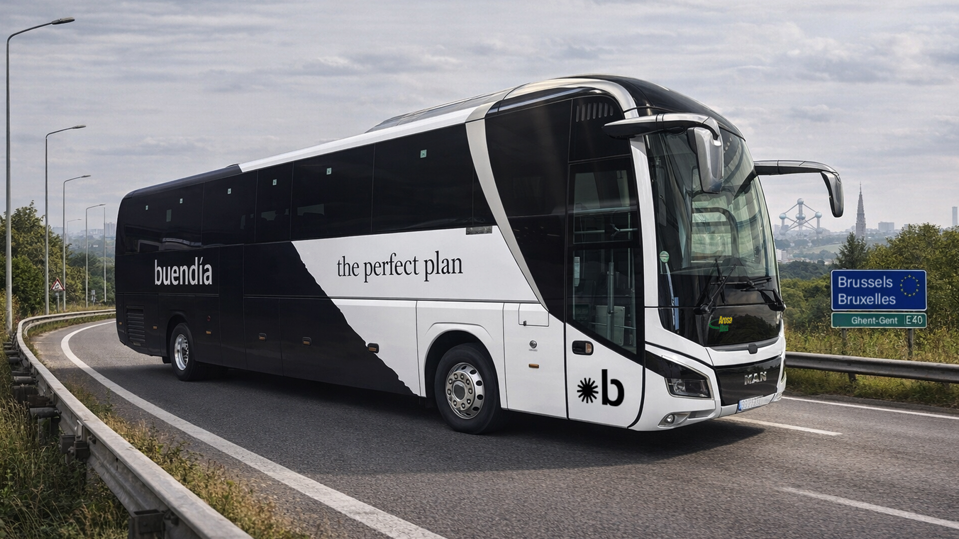 Autobús de buendía circulando por la carretera hacia Bruselas y Gante.