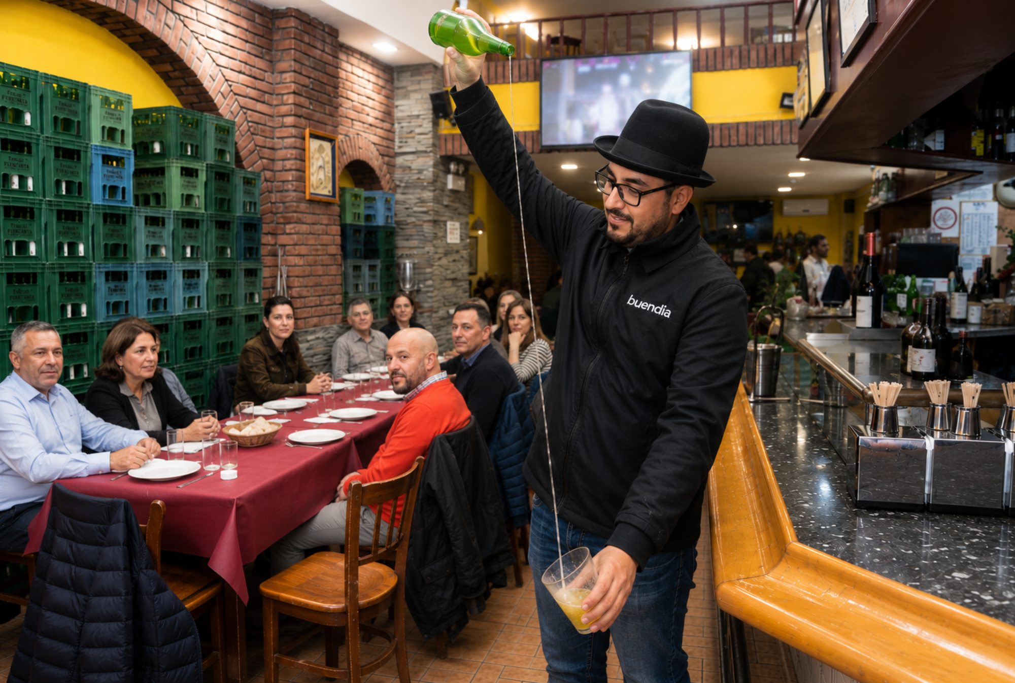 Escanciando sidra en sidrería de Avilés