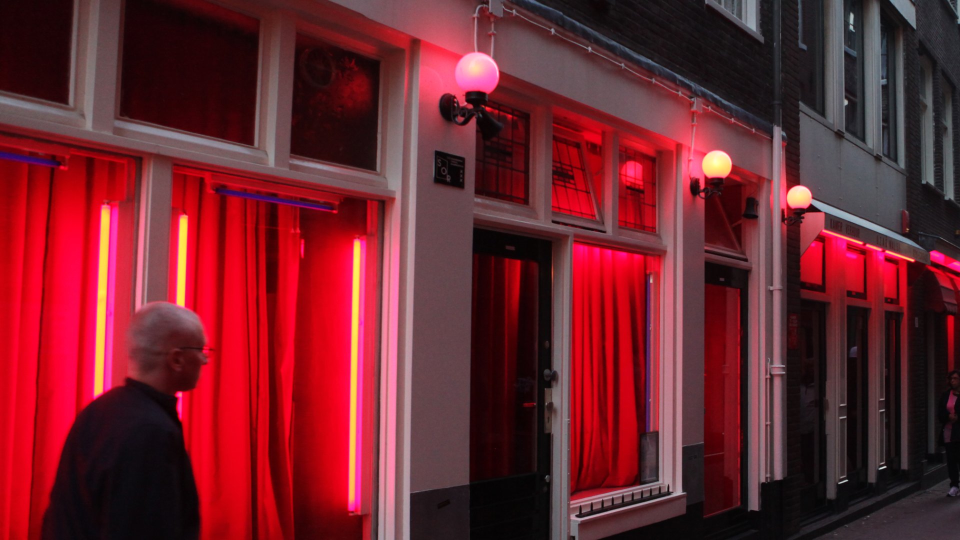 Escaparates con cortinas rojas en Ámsterdam