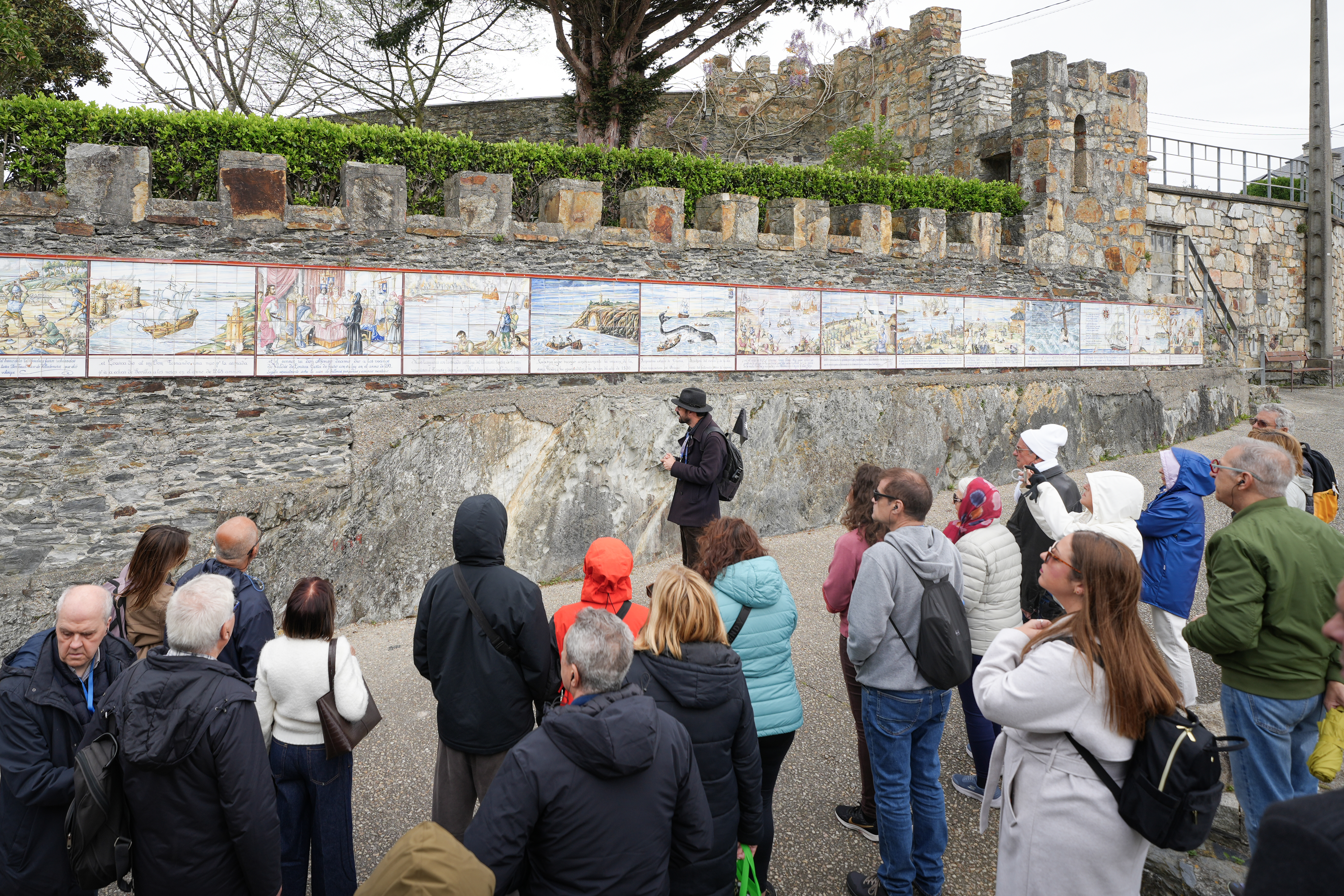 Guía buendía explicando los murales de la mesa de mareantes