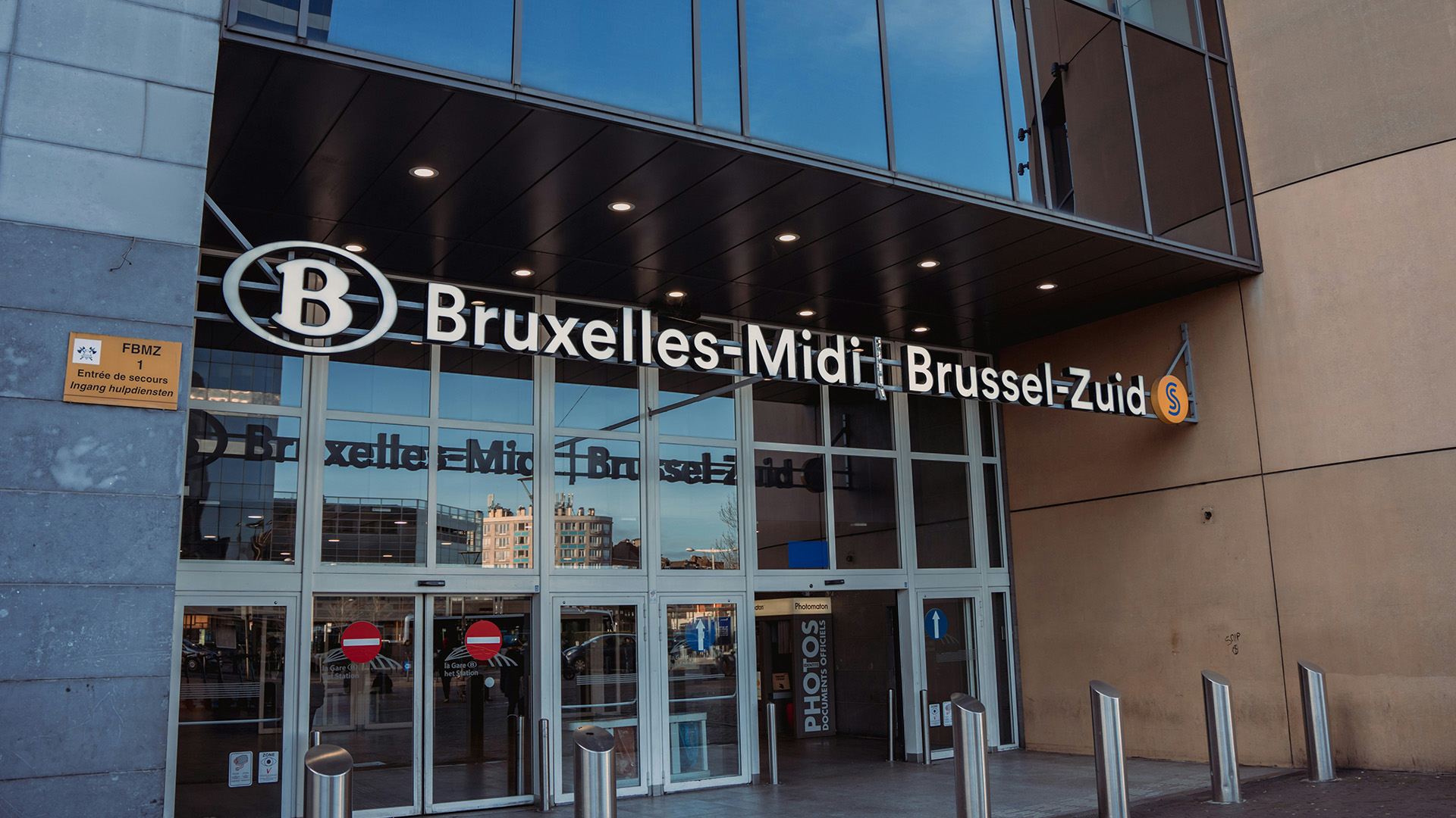 Entrada a la estación de tren Bruxelles-Midi / Brussel-Zuid en Bruselas