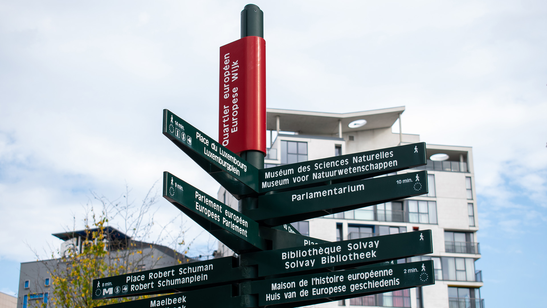 Señales direccionales bilingües en el Barrio Europeo de Bruselas, Bélgica