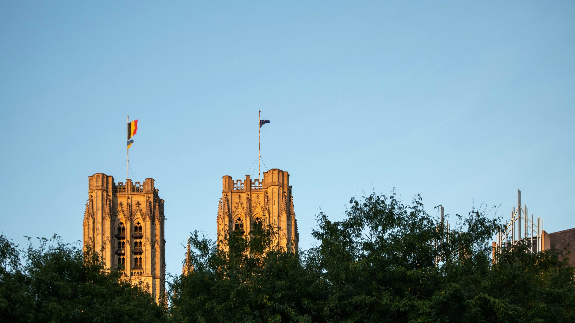Torres de la Catedral de San Miguel y Santa Gúdula en Bruselas entre árboles.