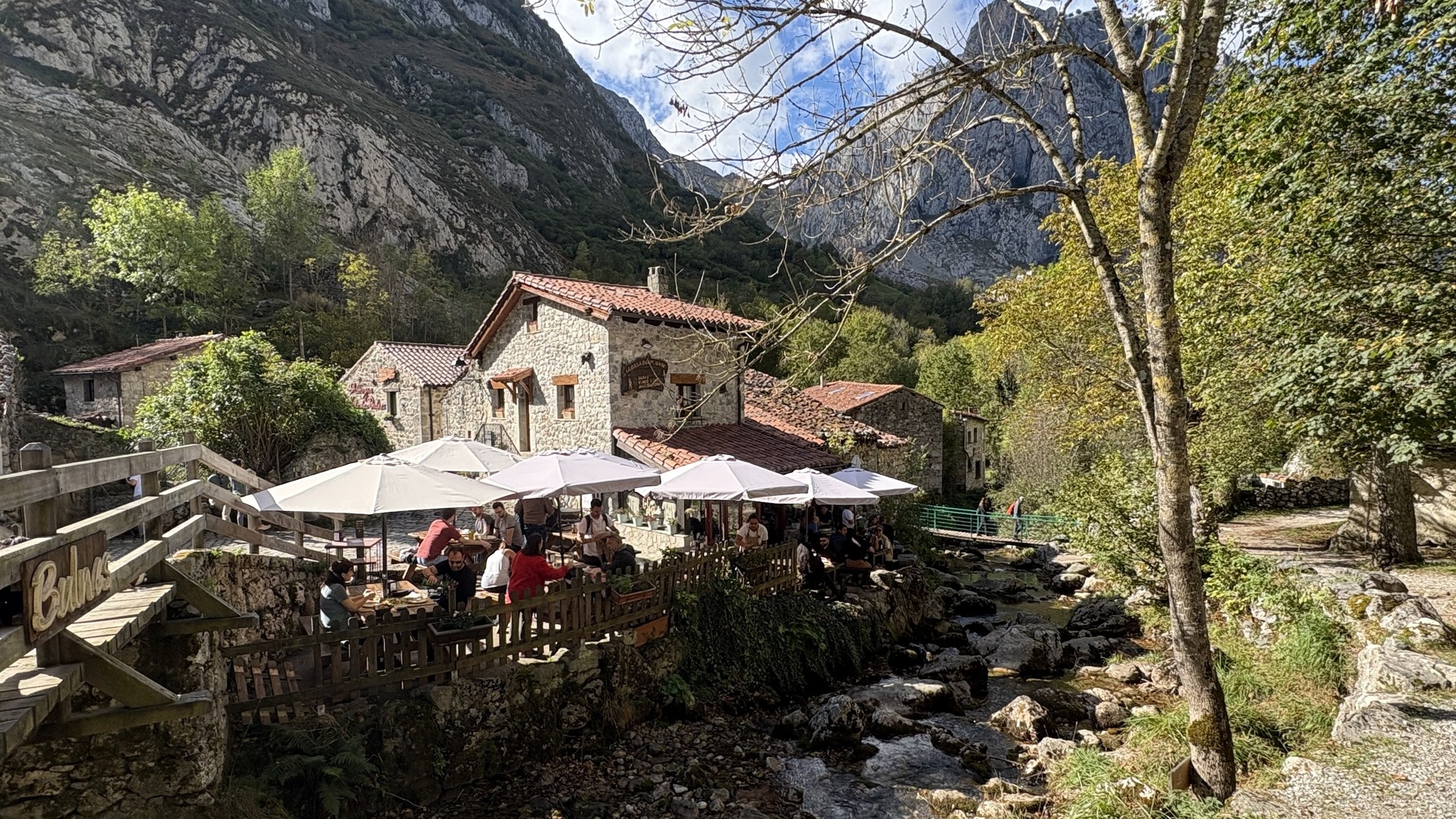 Terraza de restaurante junto al río en el pueblo de Bulnes, Picos de Europa
