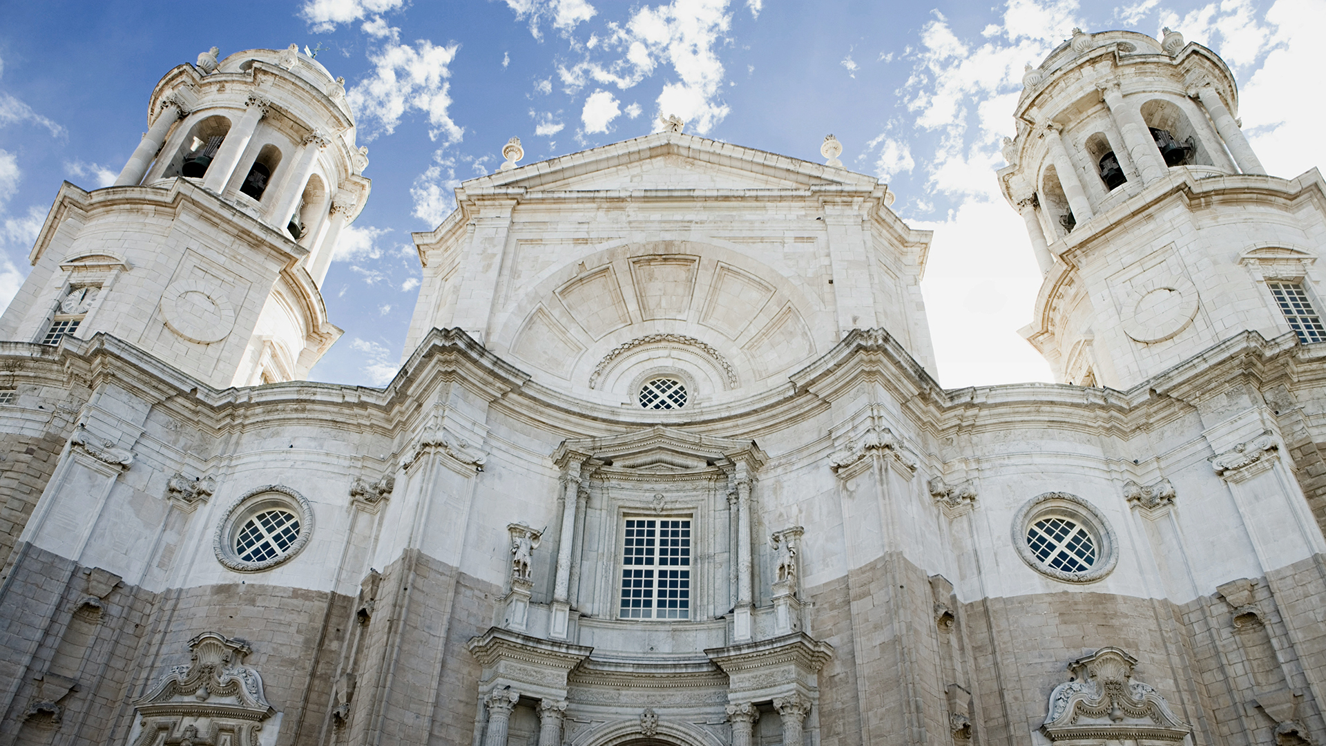 Fachada barroca y torres blancas de la Catedral de Cádiz.