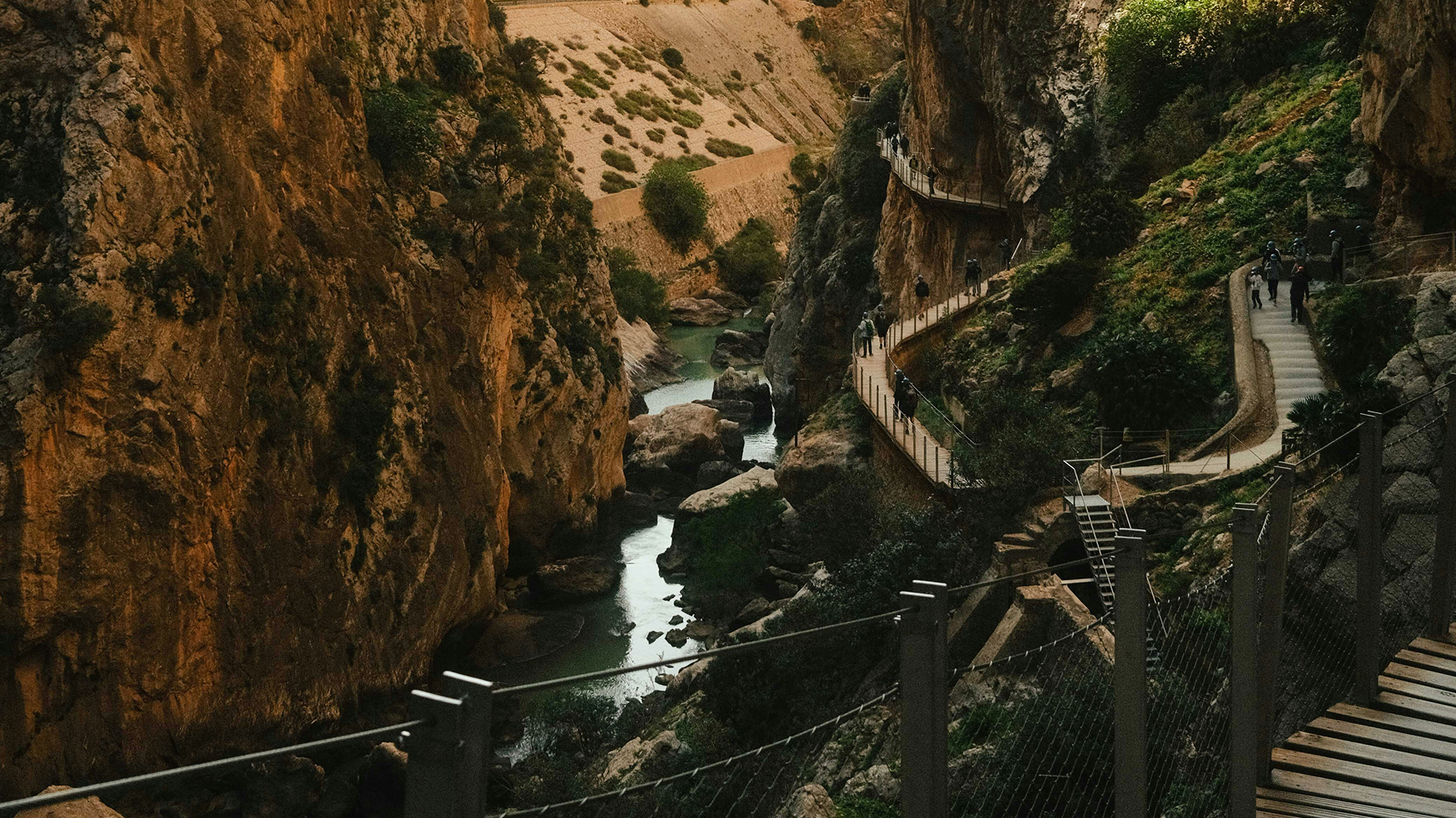 Pasarelas de madera ancladas al desfiladero del Caminito del Rey en España.