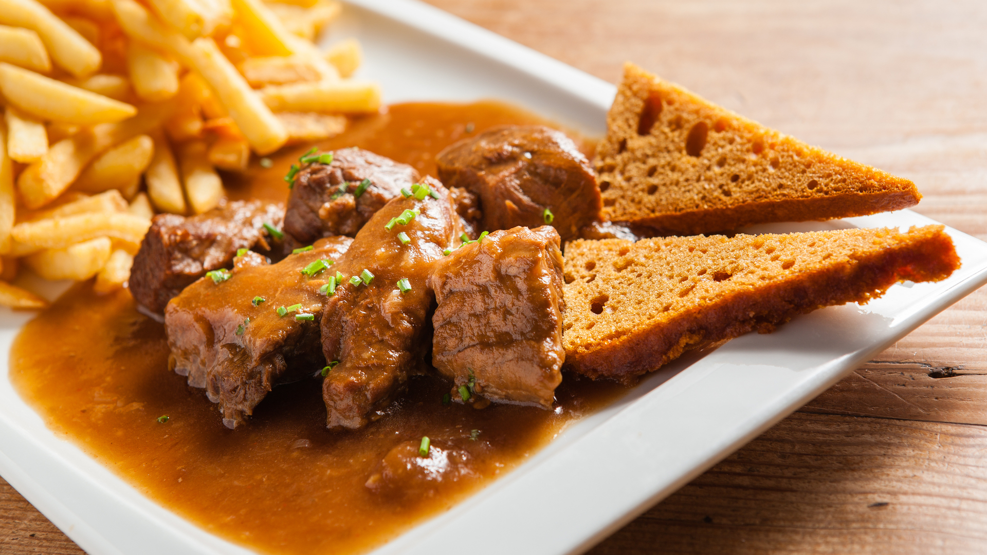 Carbonada flamenca con patatas fritas y pan plato habitual de Bruselas. 