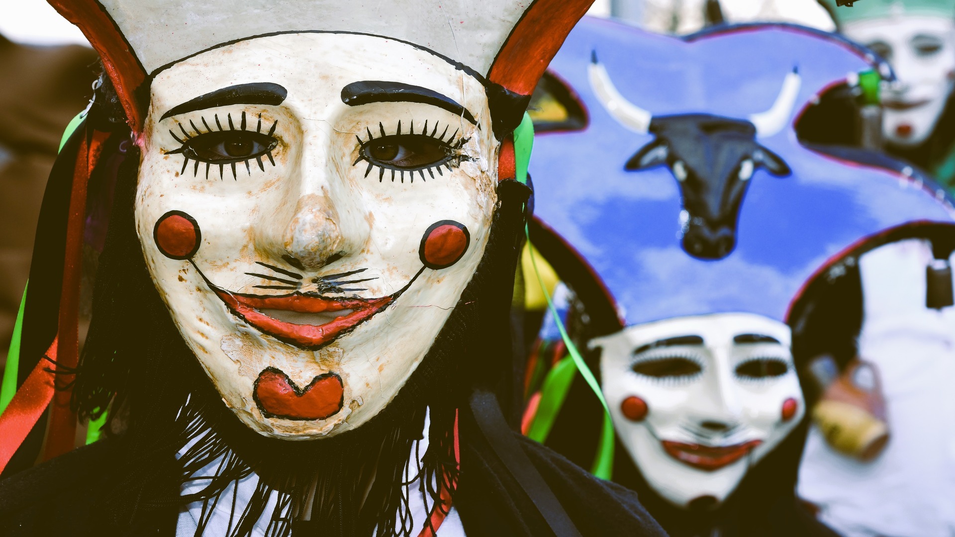 Máscaras tradicionales de Peliqueiros durante el Entroido en Galicia.