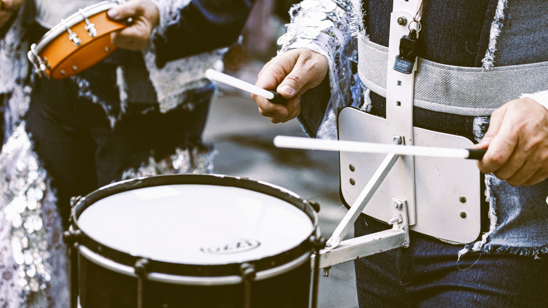 Músicos tocando tambores en el Carnaval de Santa Cruz de Tenerife