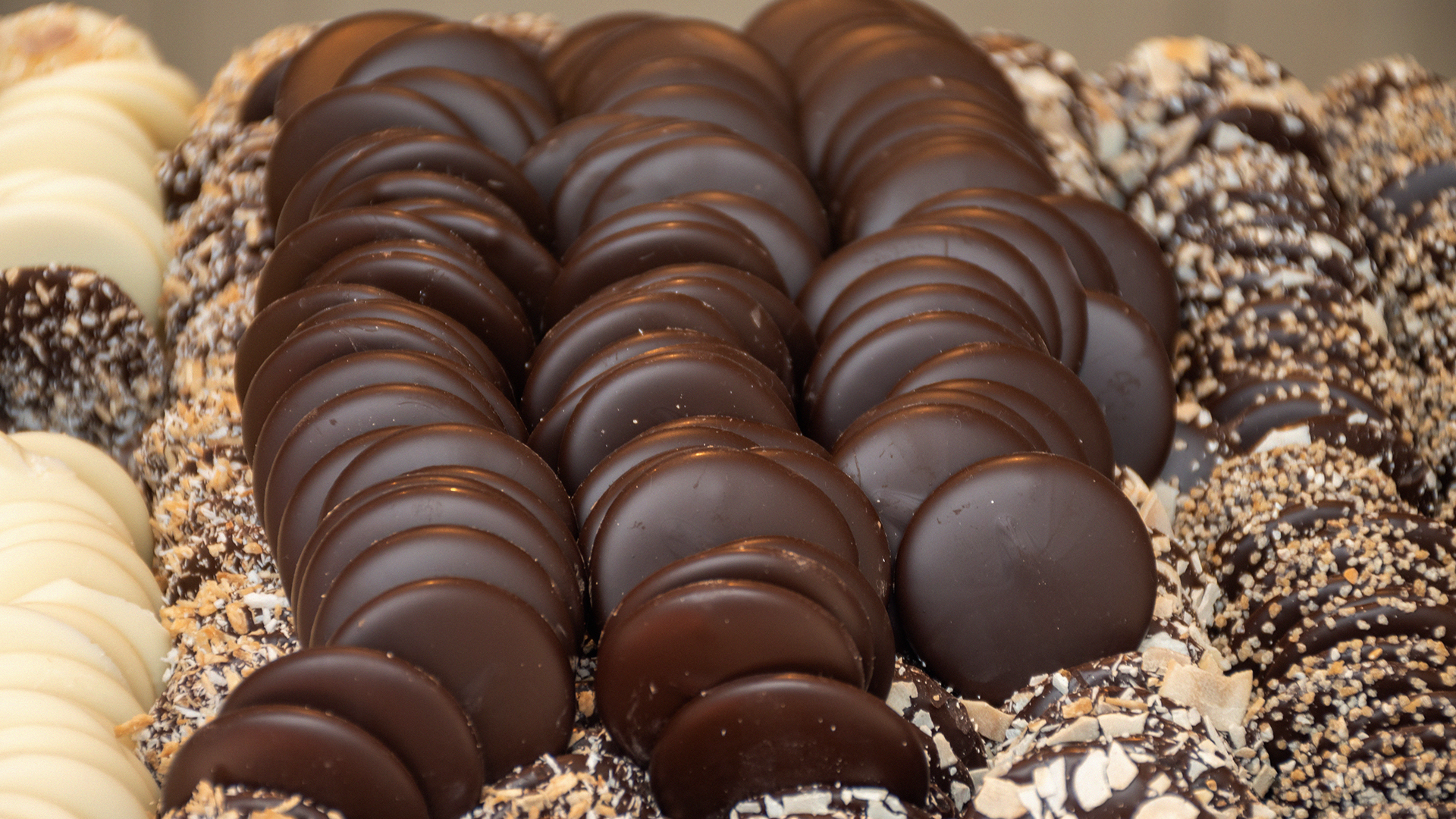 Selección de monedas de chocolate belga artesano.