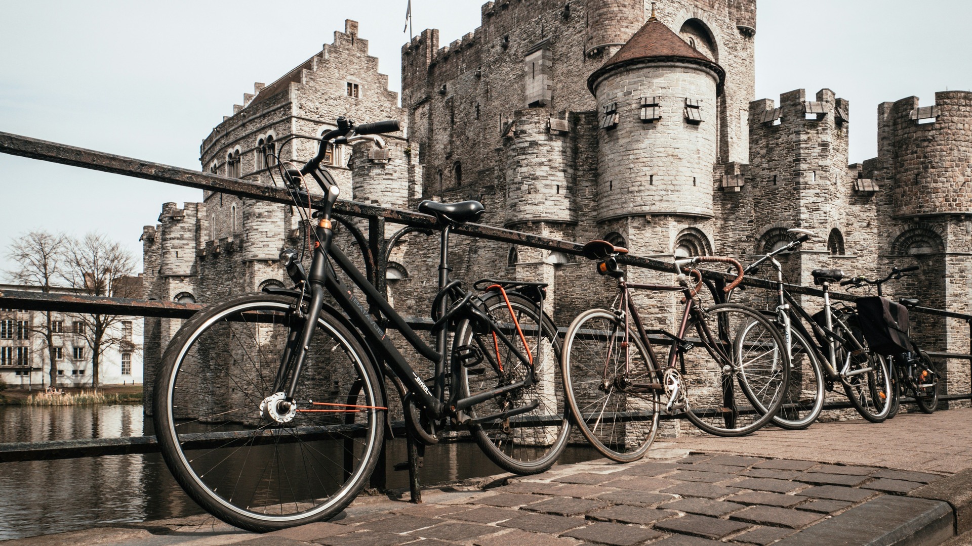 Bicicletas junto al castillo medieval de Gante.
