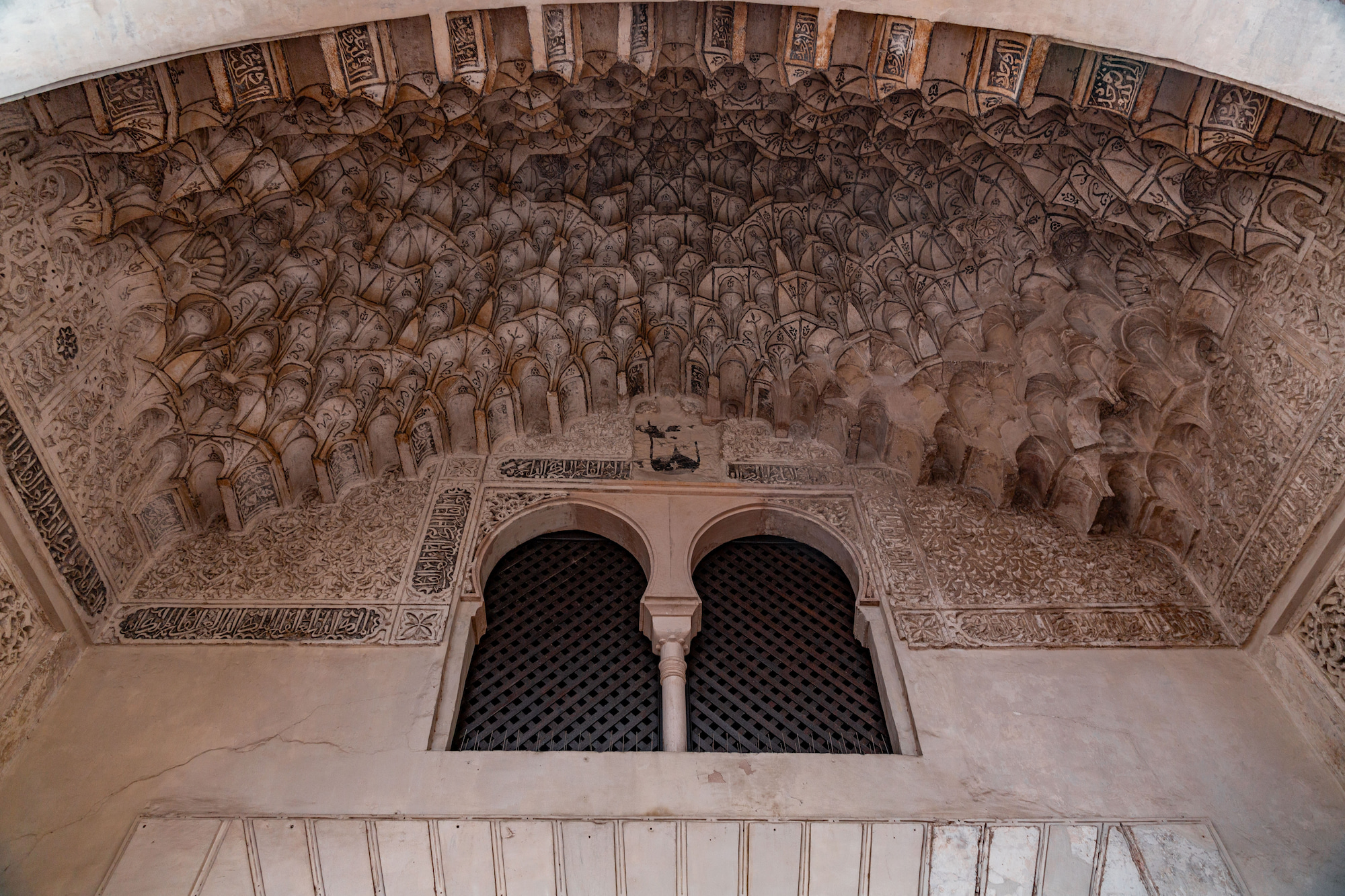 Detalles del interior del pórtico entrada Corral del Carbón, Granada, España