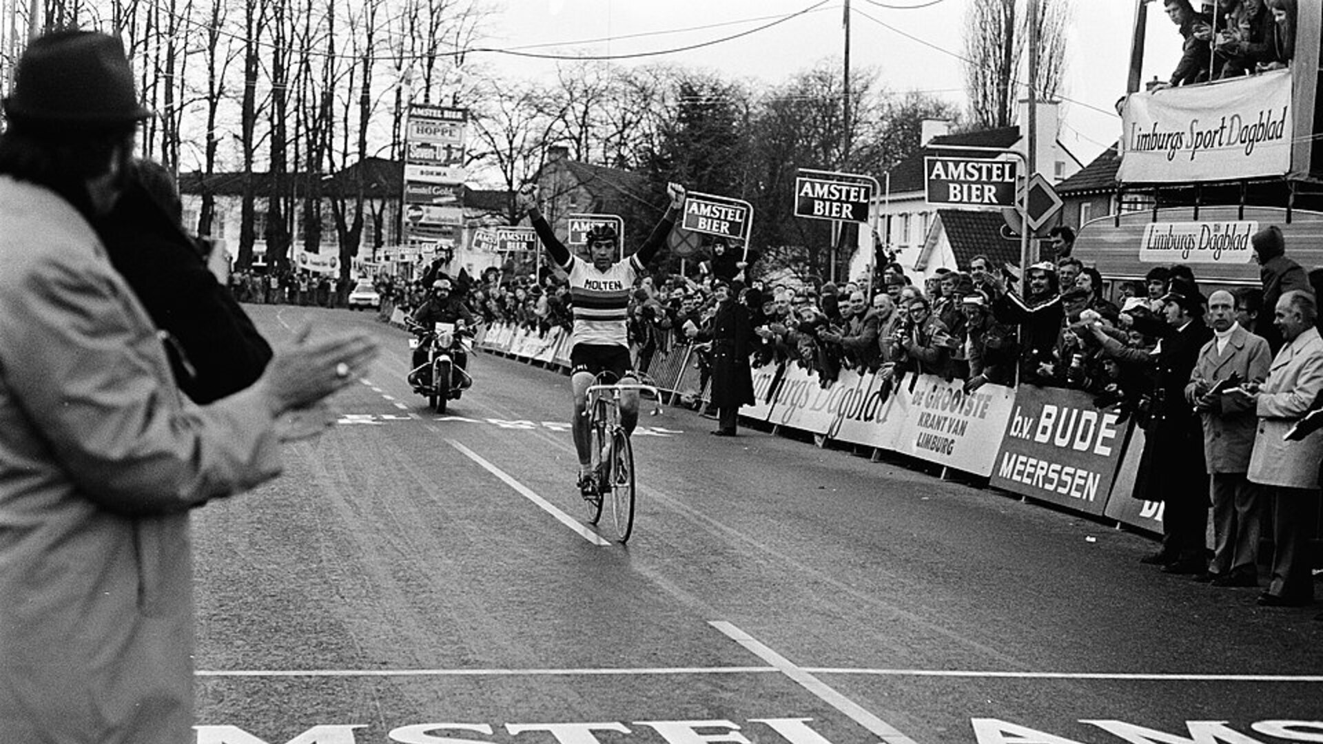 Eddy Merckx celebra victoria en meta de la Amstel Gold Race 1975, Meerssen