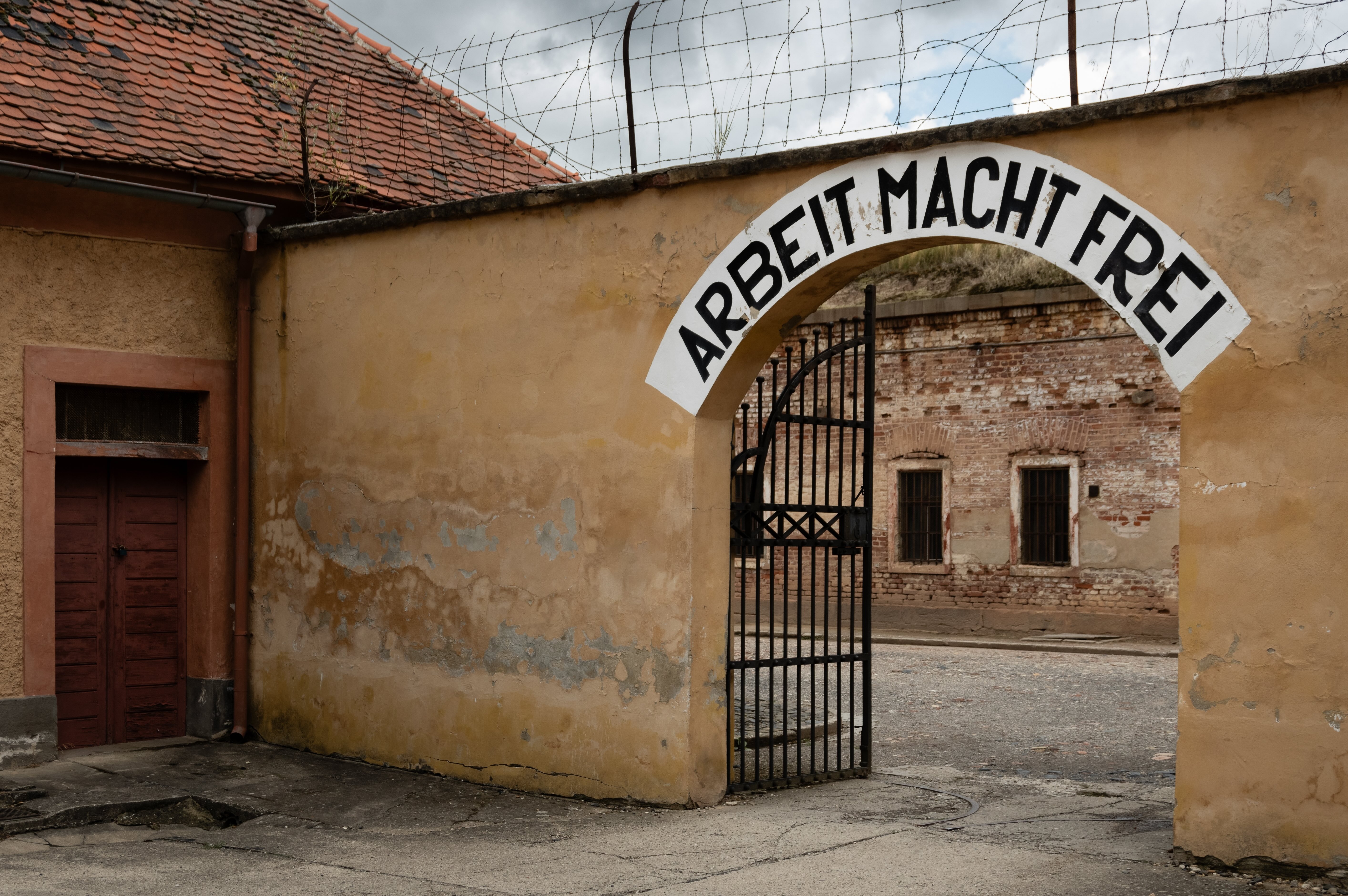 portón entrada Terezin