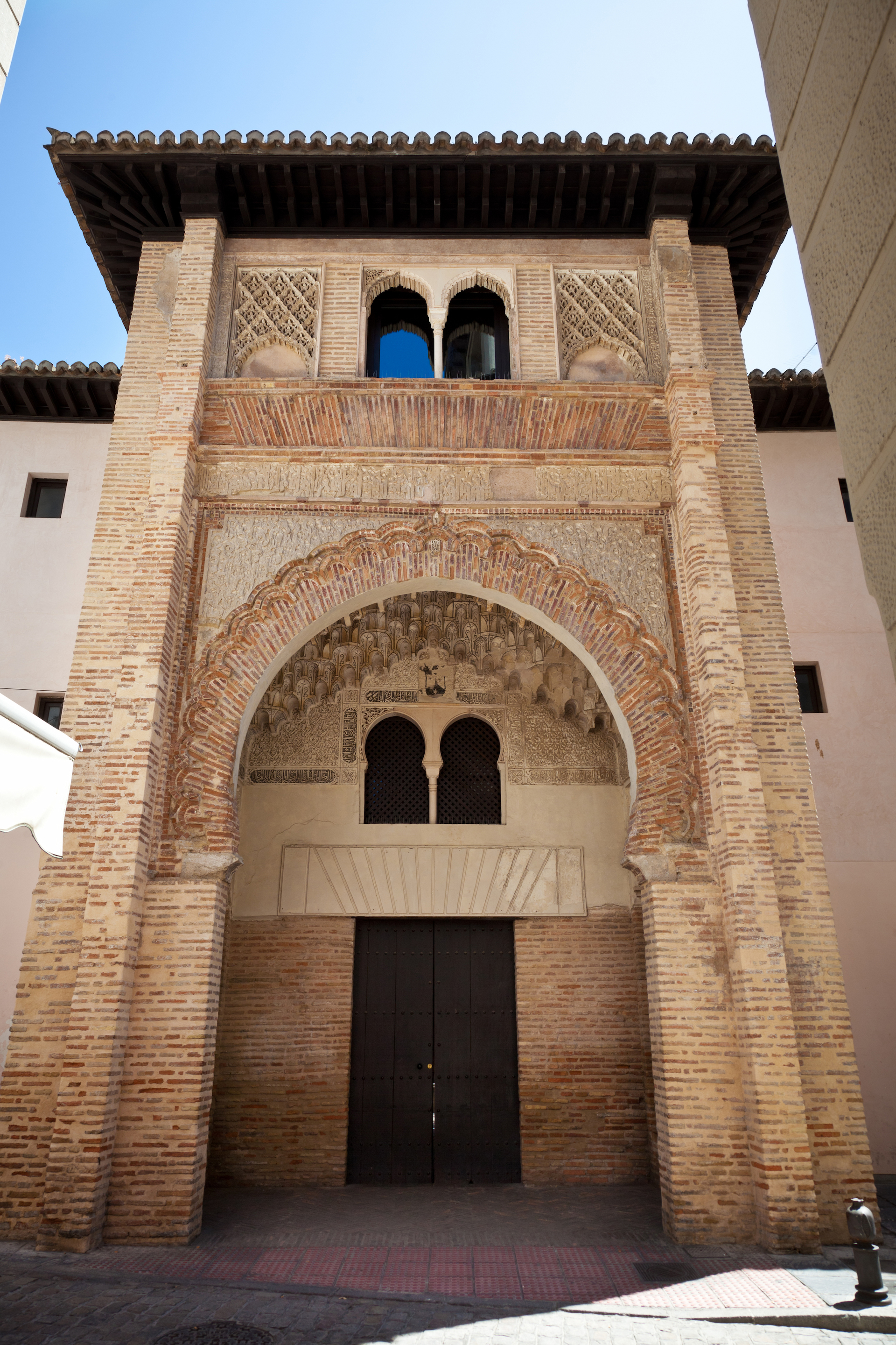 Entrada al Corral del Carbón en Granada, España