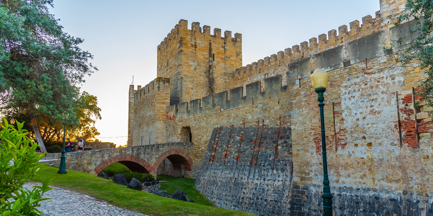 entrada al castillo de san jorge alfama lisboa