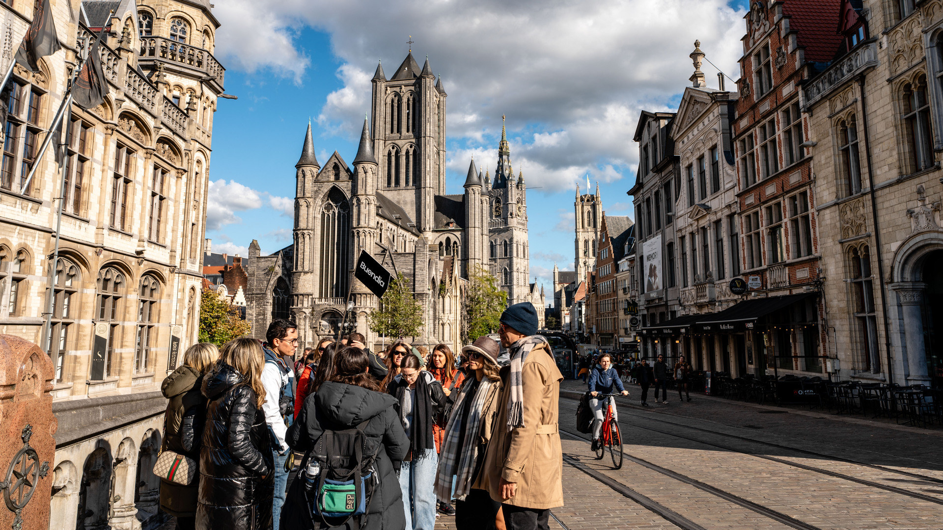 Grupo de turistas con la guía de Buendía frente a la Iglesia de San Nicolás, Gante.