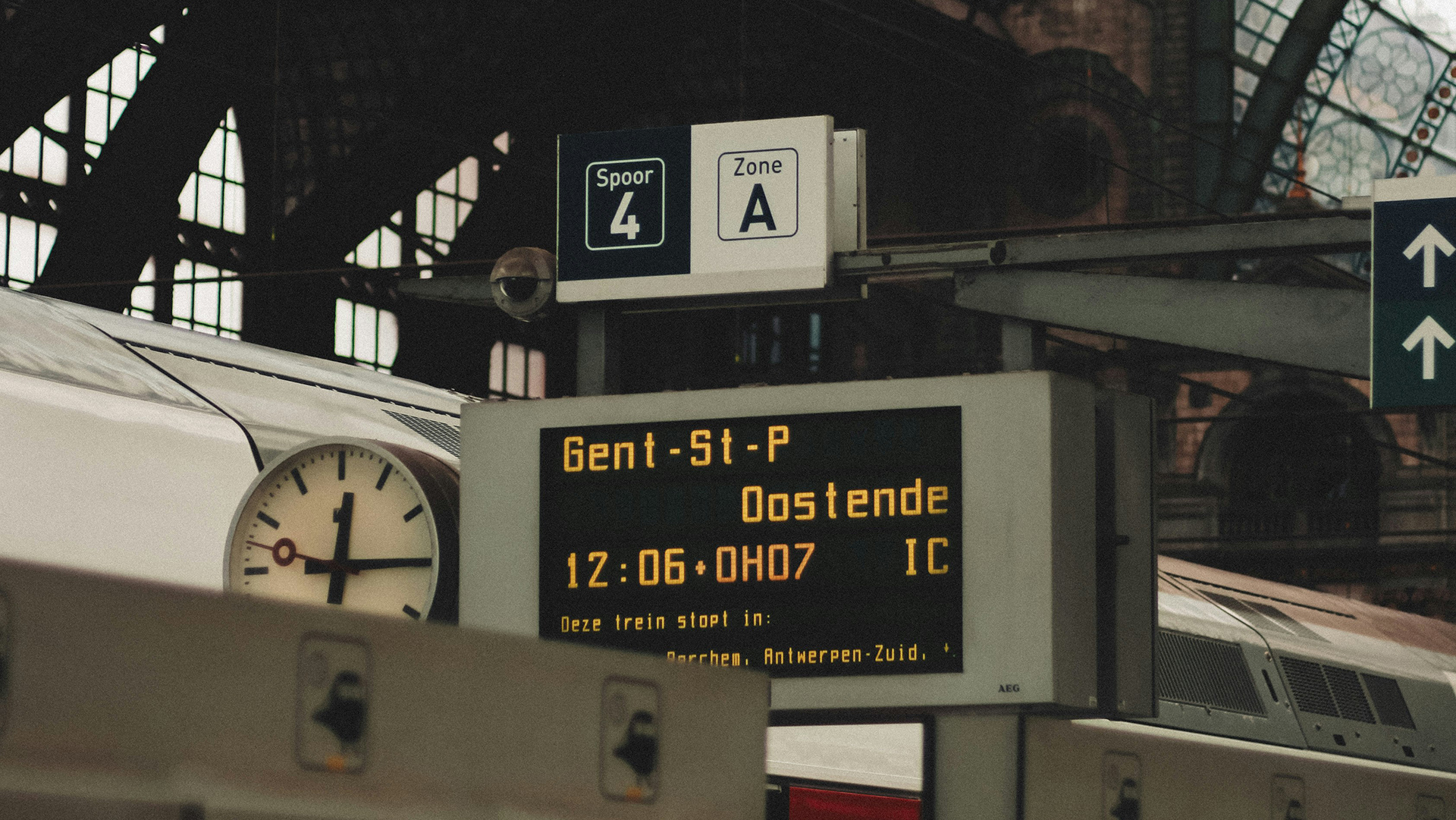 Panel de salidas en la estación de Amberes con tren hacia Gante y Oostende