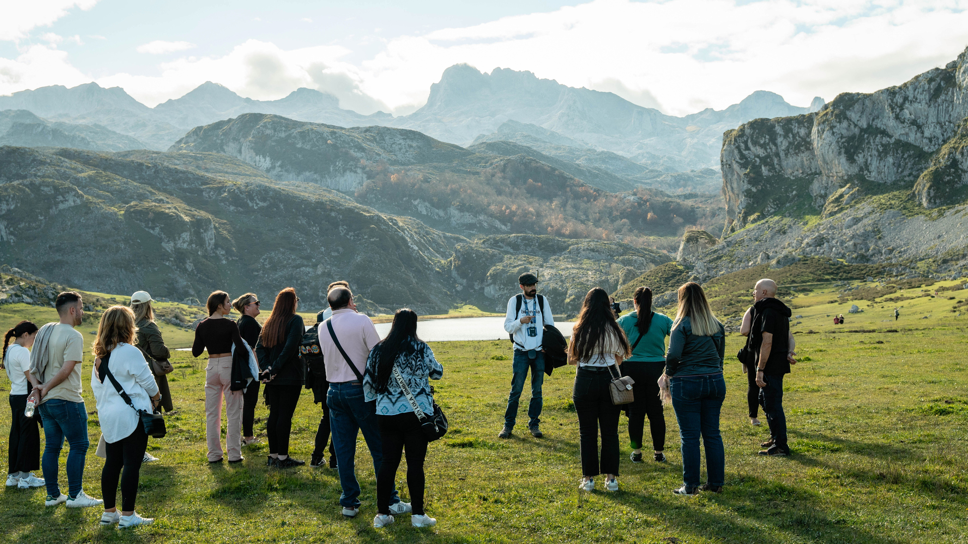Grupo en excursión con buendía frente a los Lagos de Covadonga, Asturias.