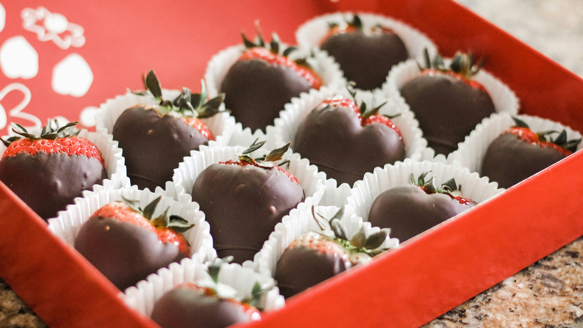 Caja de fresas bañadas en chocolate negro en una bombonería de Bruselas.