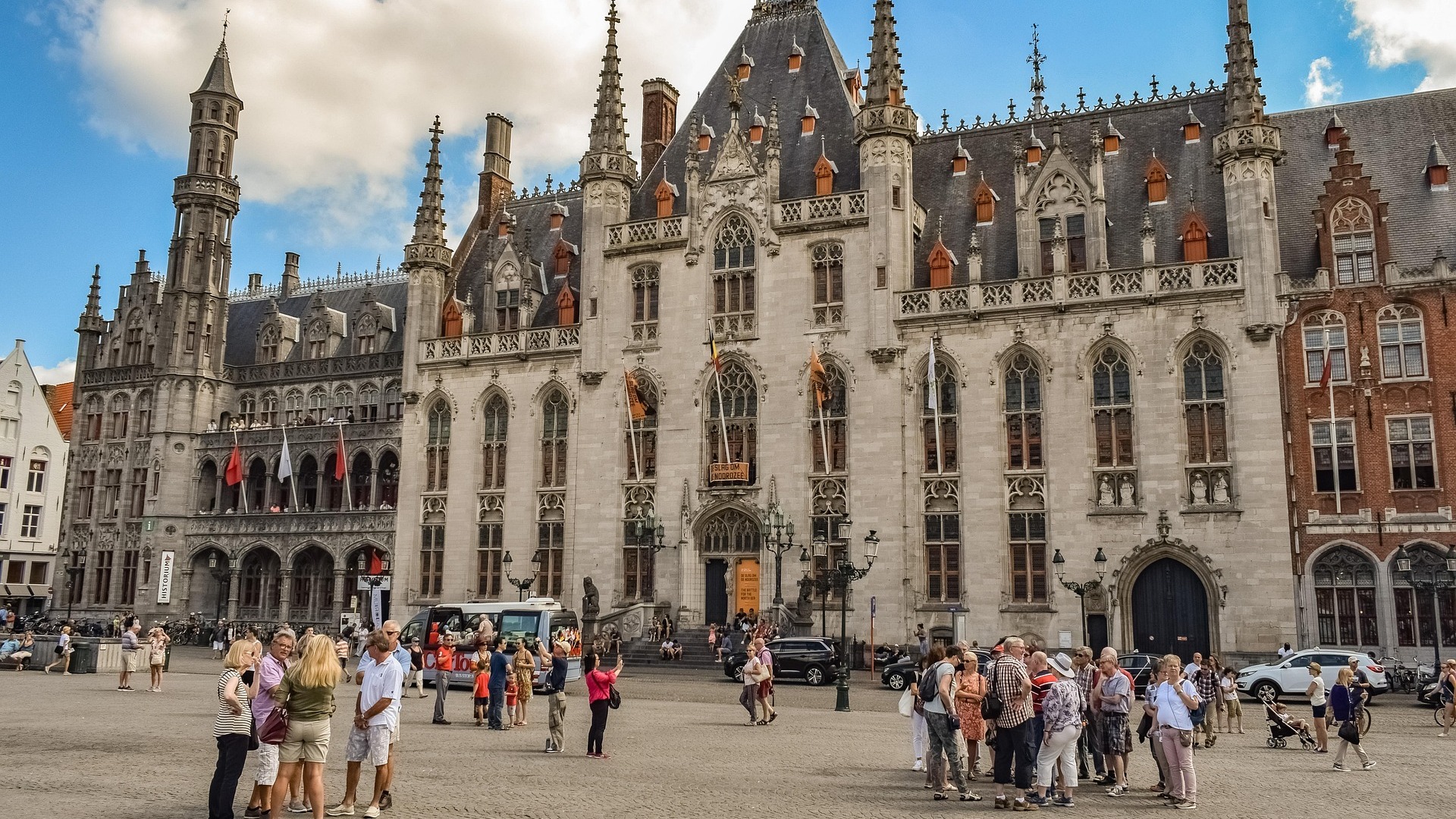 Turistas en la plaza Grote Markt frente al Palacio Provincial de Brujas.