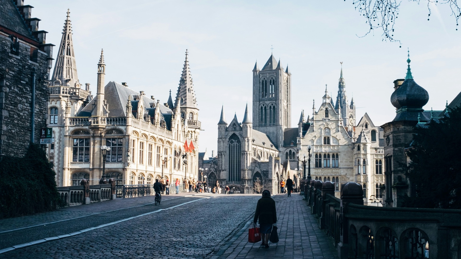 Centro histórico de Gante con arquitectura gótica y calle empedrada