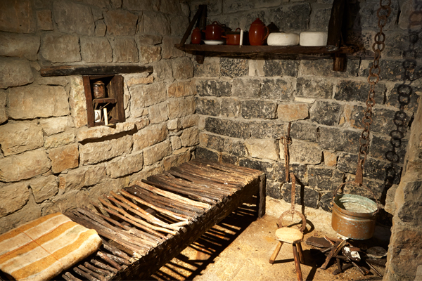 catre de pastor en cueva del queso