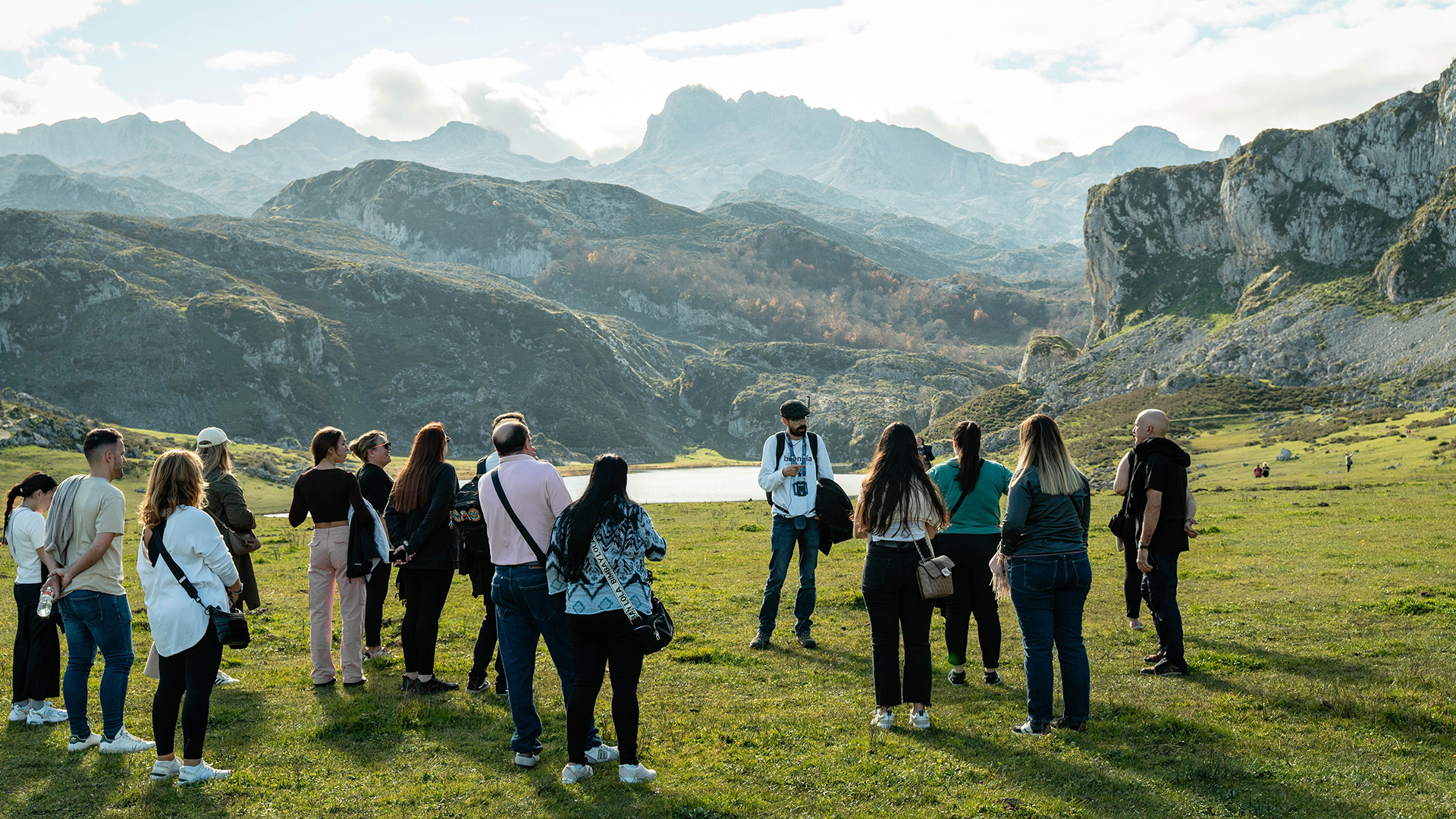 Grupo de turistas y guía de buendía frente a los lagos de Covadonga, Asturias, España
