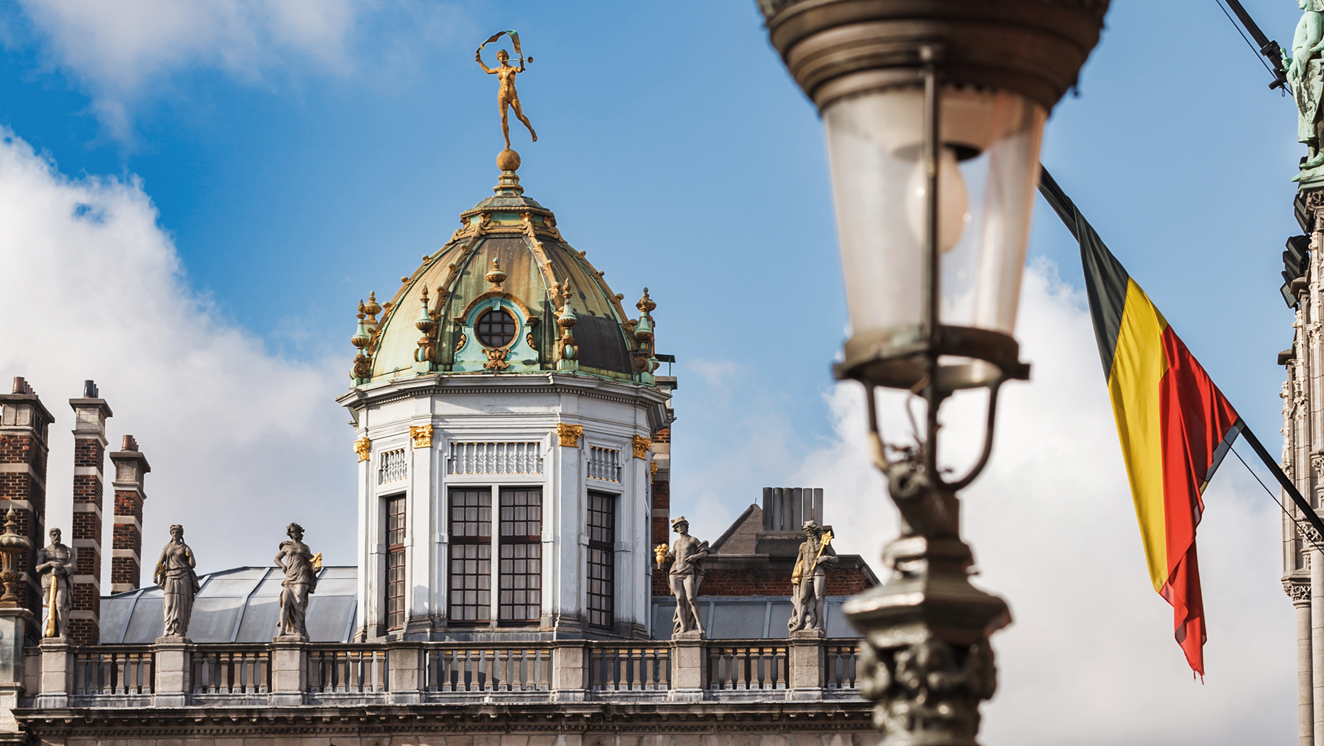 Fachada barroca del edificio Le Roy d'Espagne en la Grand Place de Bruselas.