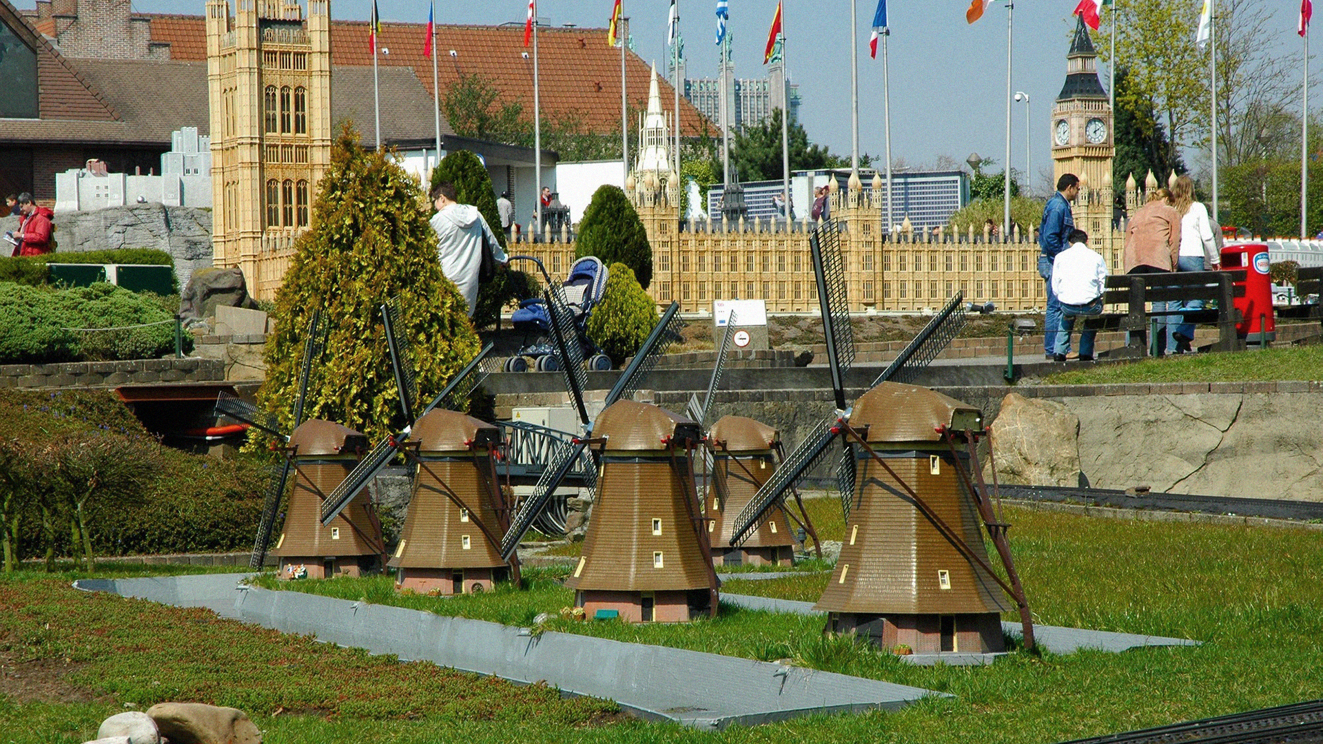 Miniaturas de molinos y el Big Ben en el parque Mini-Europe de Bruselas.
