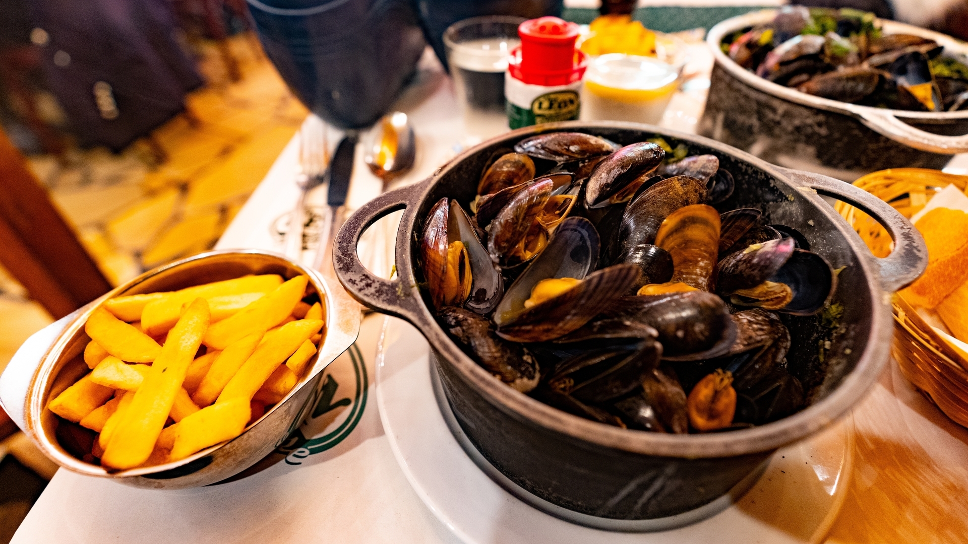 Moules-frites con patatas fritas en un restaurante de Bruselas. 
