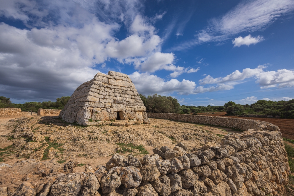 Muros de piedra de Menorca y Naveta d'Es Tudons